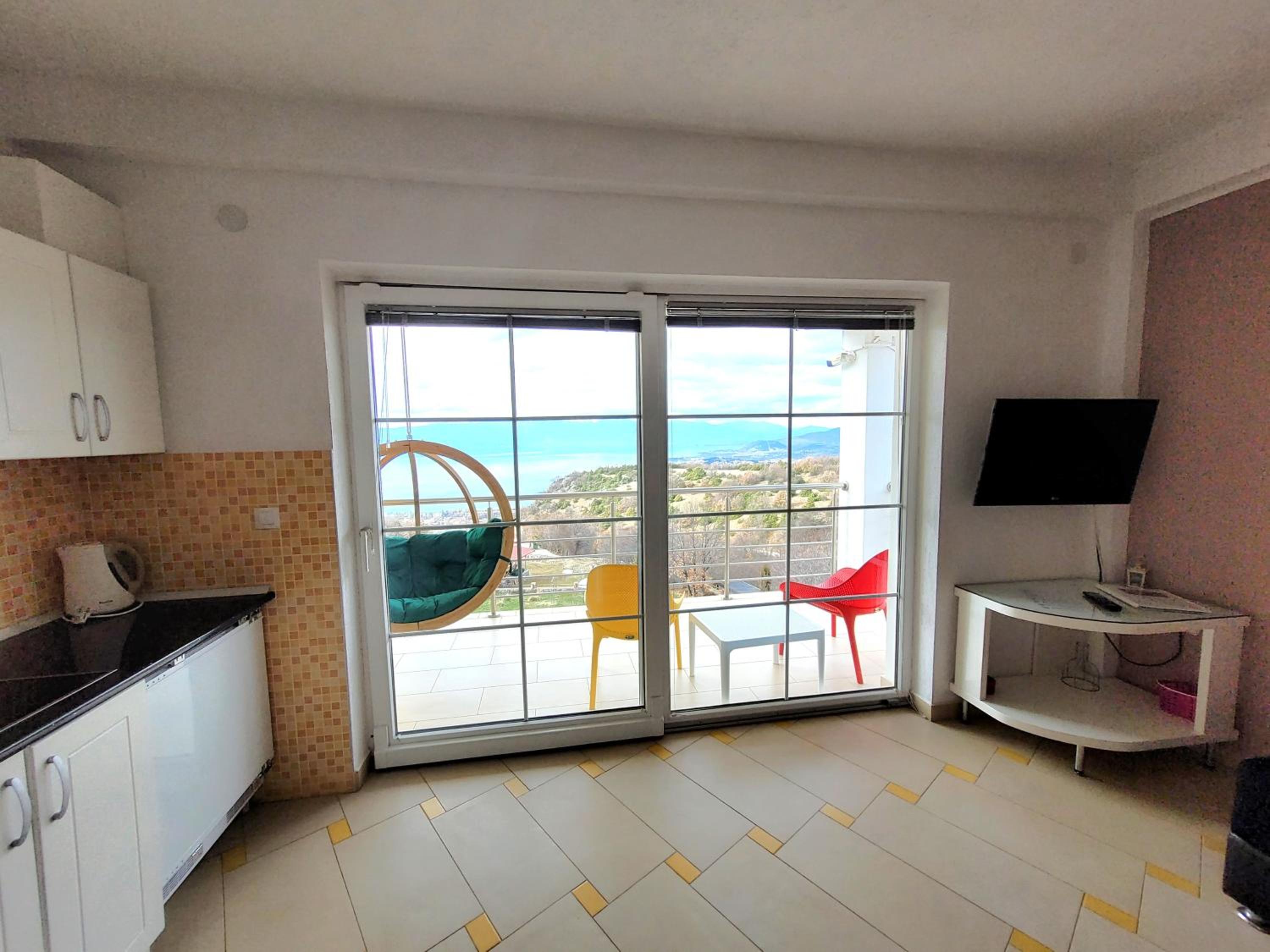 One-Bedroom Apartment with Lake View - 2 photo 3