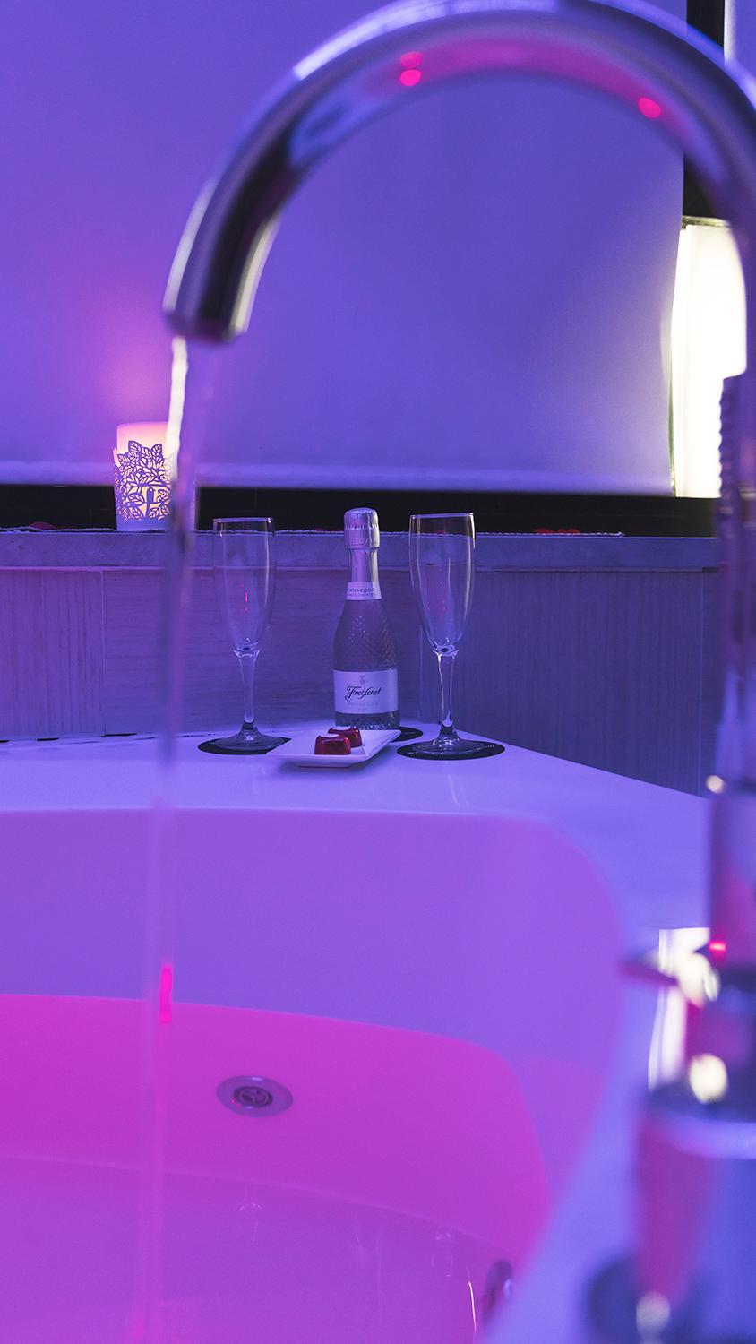 Habitación doble con acceso al área de spa privada.
