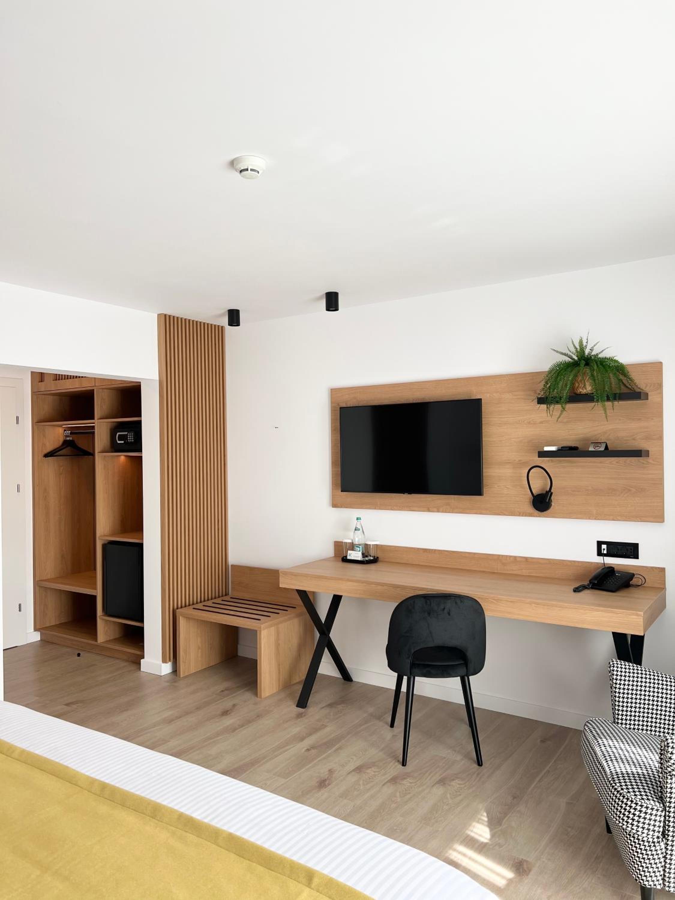 Standard Double or Twin Room - Photo 5