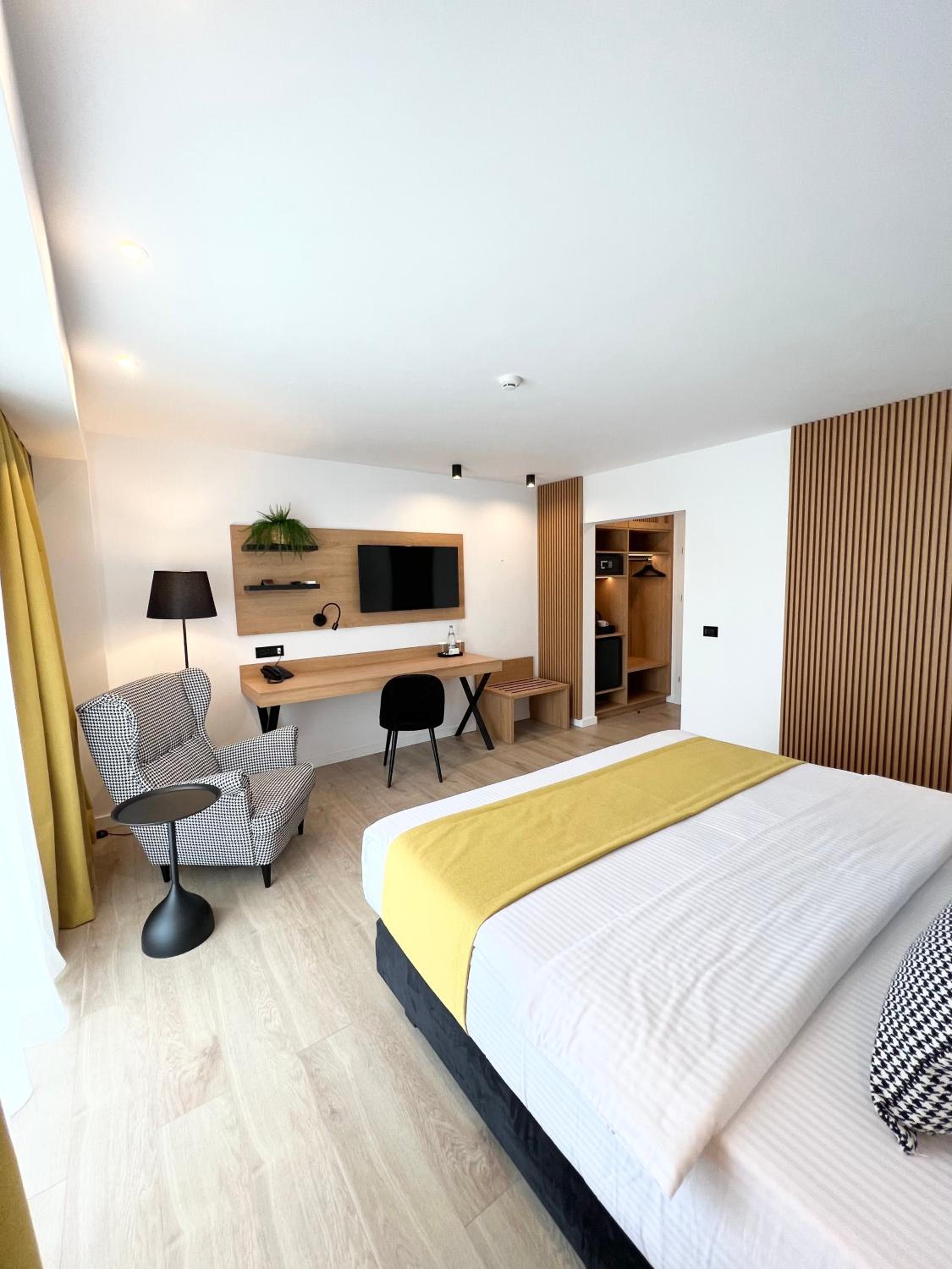 Standard Double or Twin Room - Photo 8