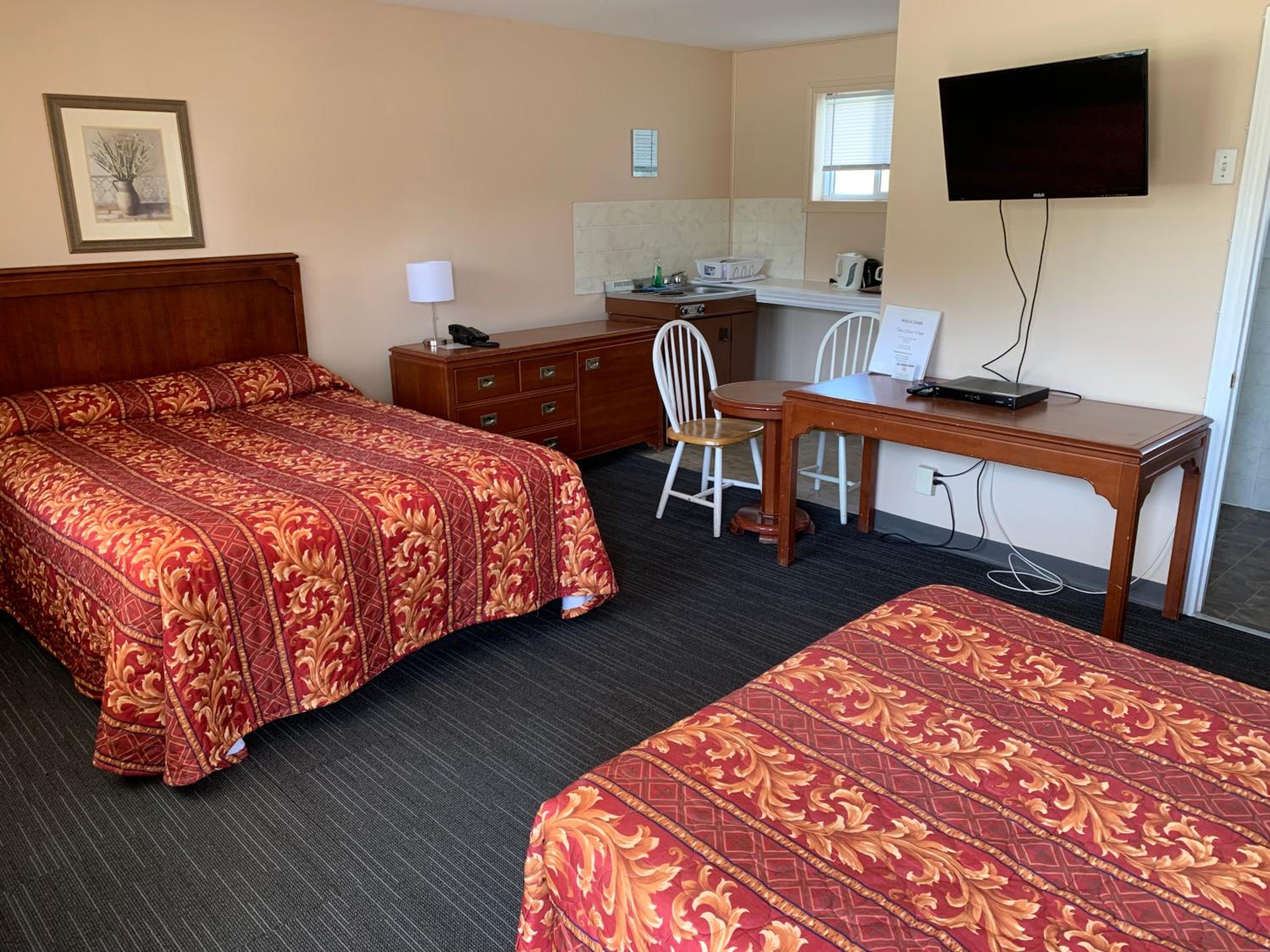 Queen Room with Two Queen Beds photo 2