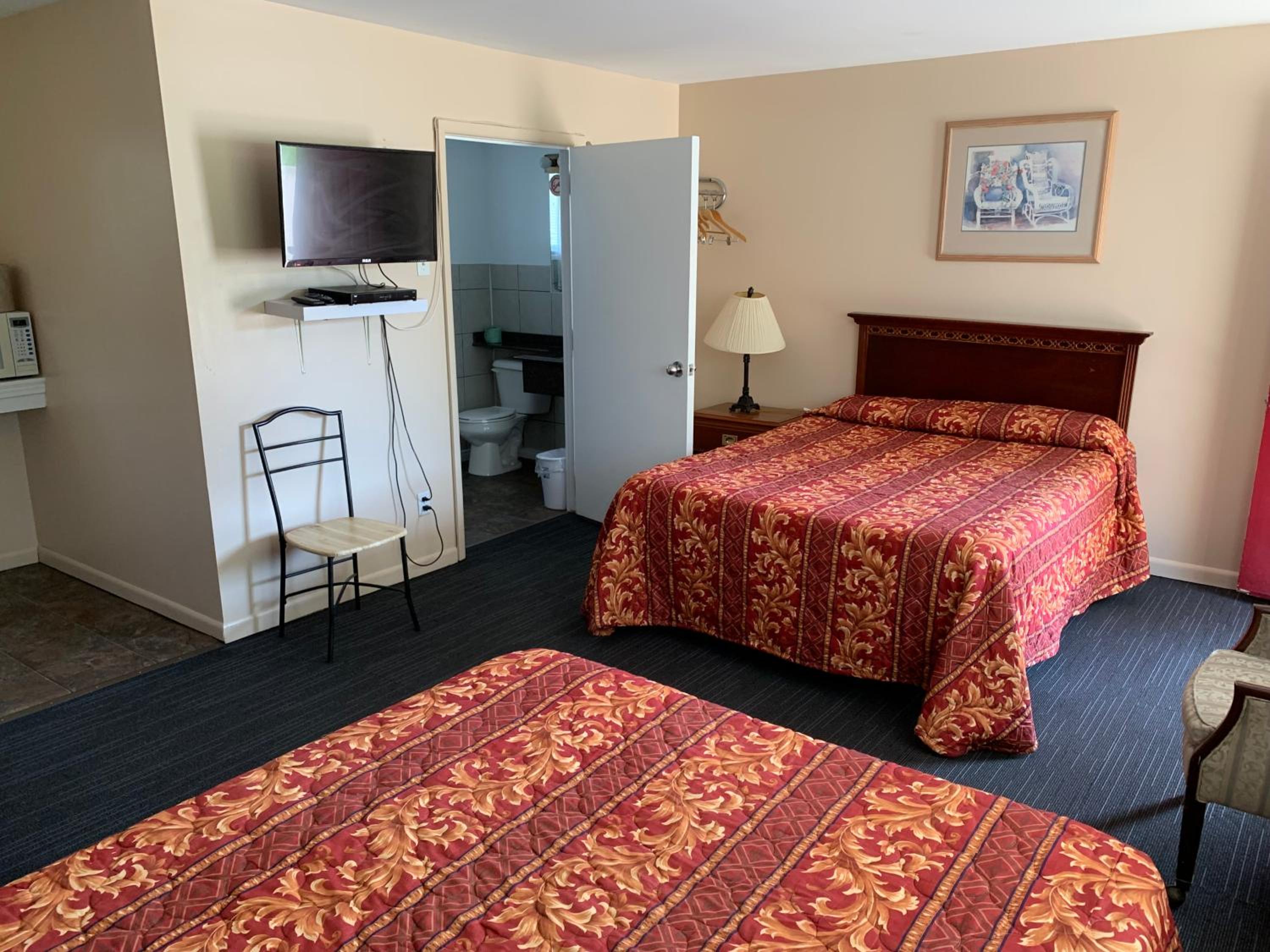 Queen Room with Two Queen Beds photo 3