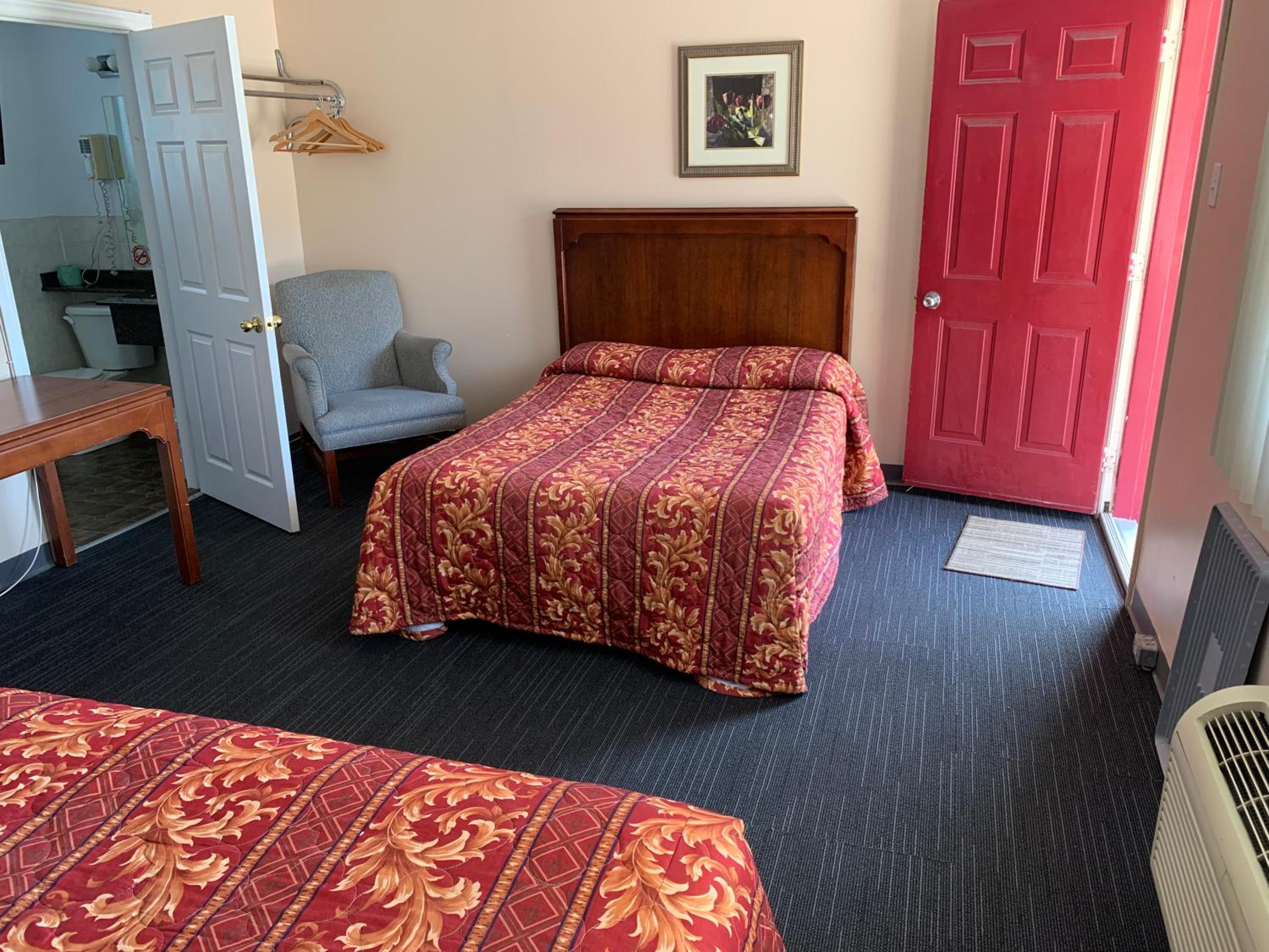 Queen Room with Queen Bed and Double Bed photo 3