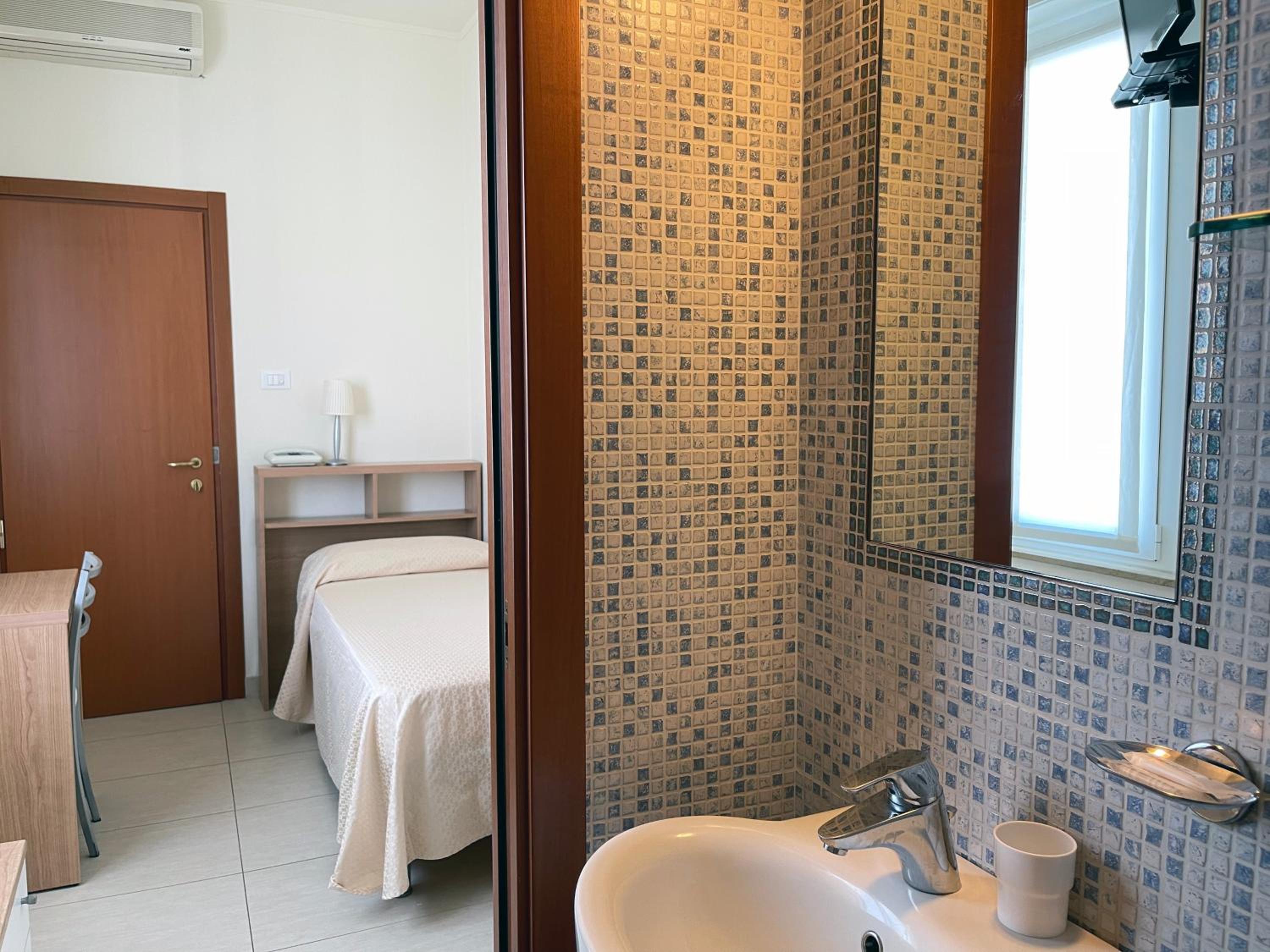 Single Room photo 2