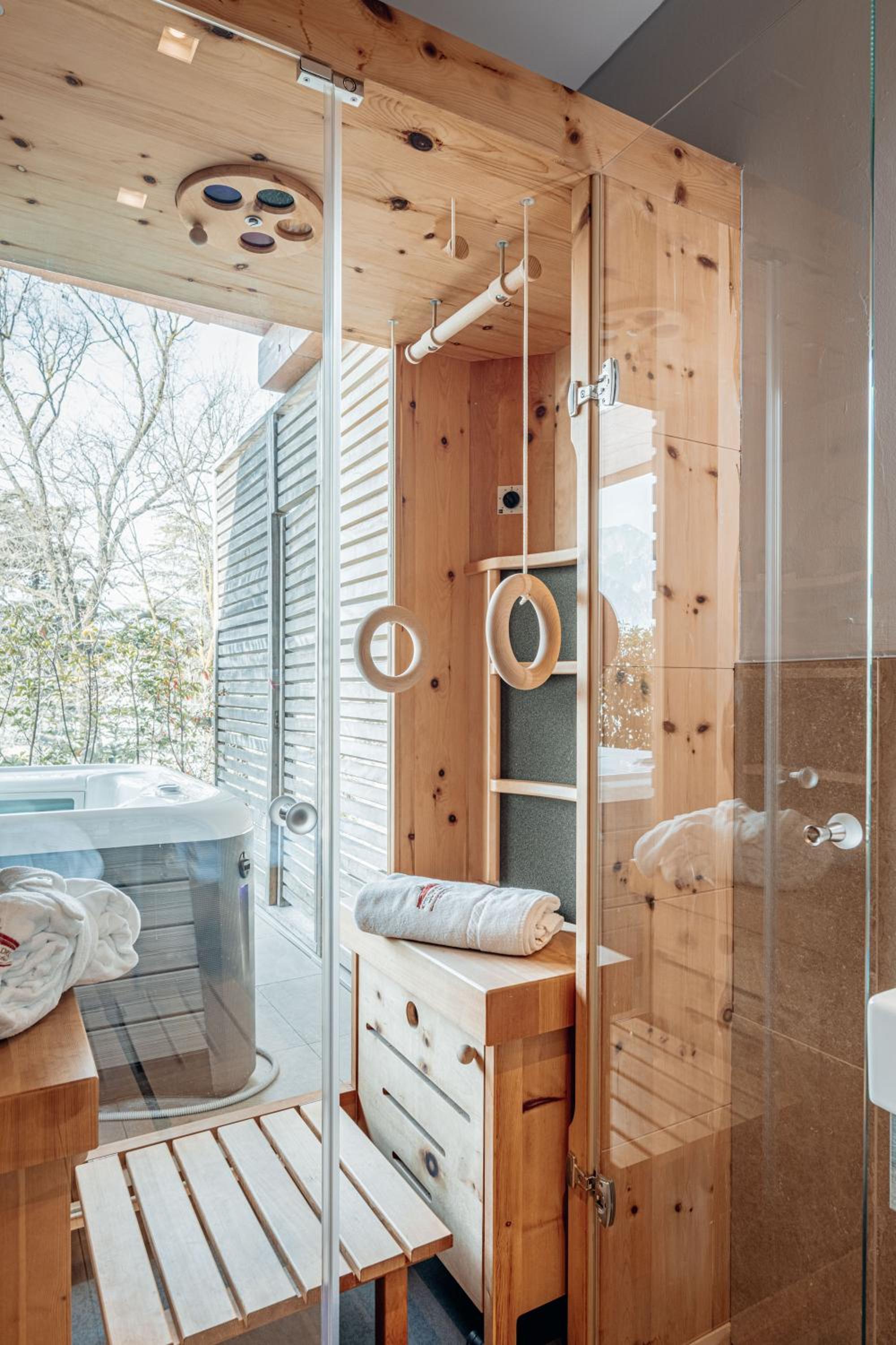 Junior Suite with Private Sauna and Hot Tub - Photo 13