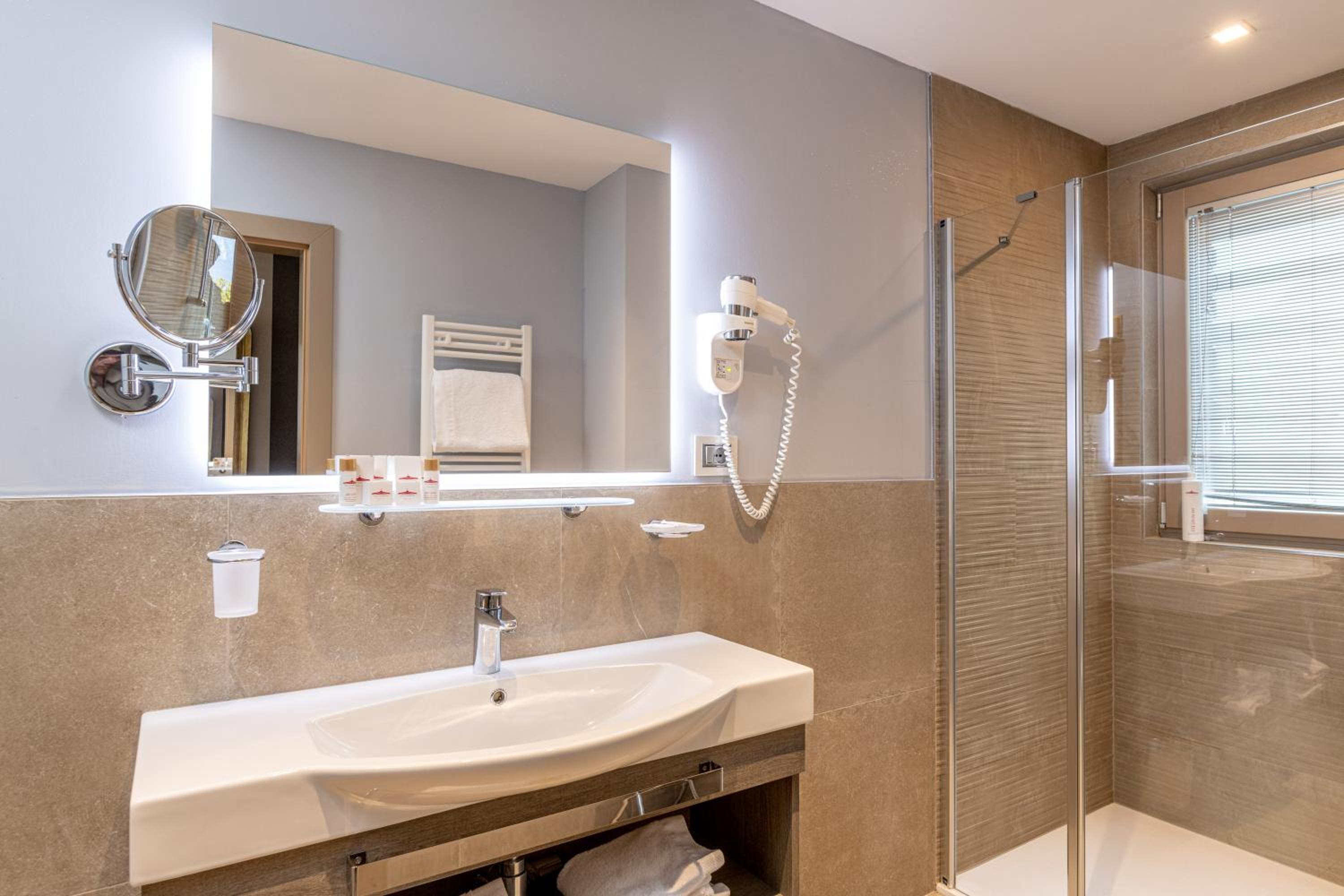 Junior Suite with Private Sauna and Hot Tub - Photo 11