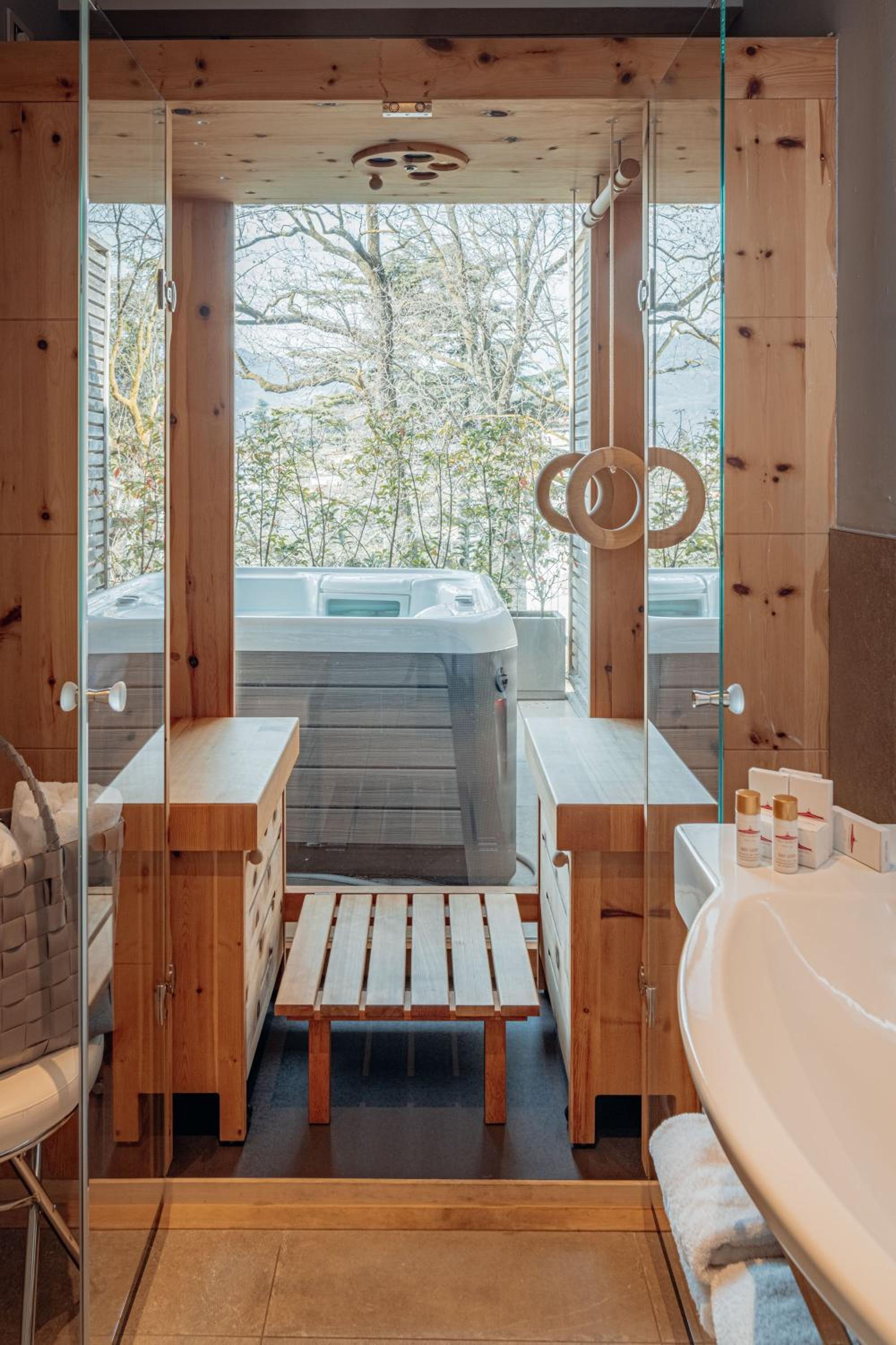 Junior Suite with Private Sauna and Hot Tub - Photo 14
