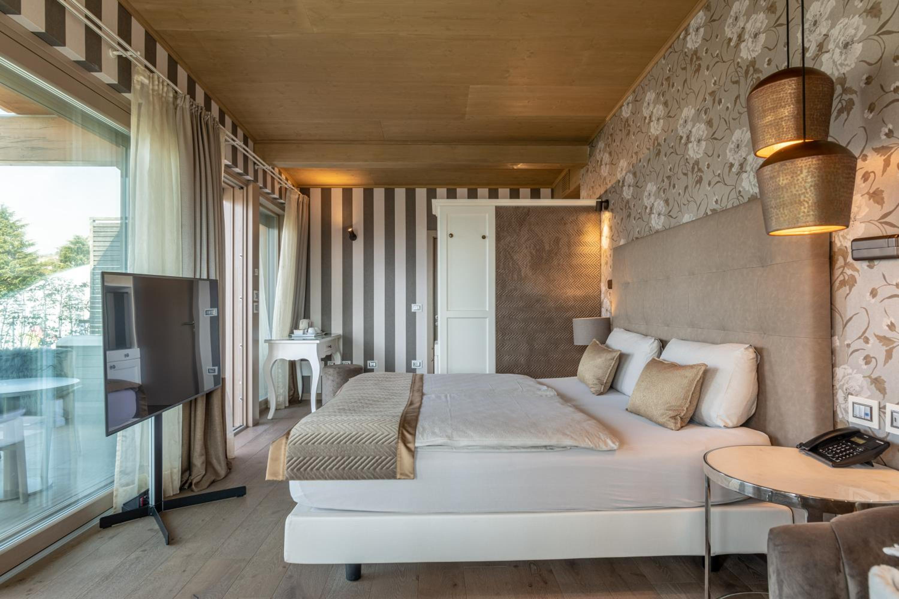 Junior Suite with Private Sauna and Hot Tub - Photo 9