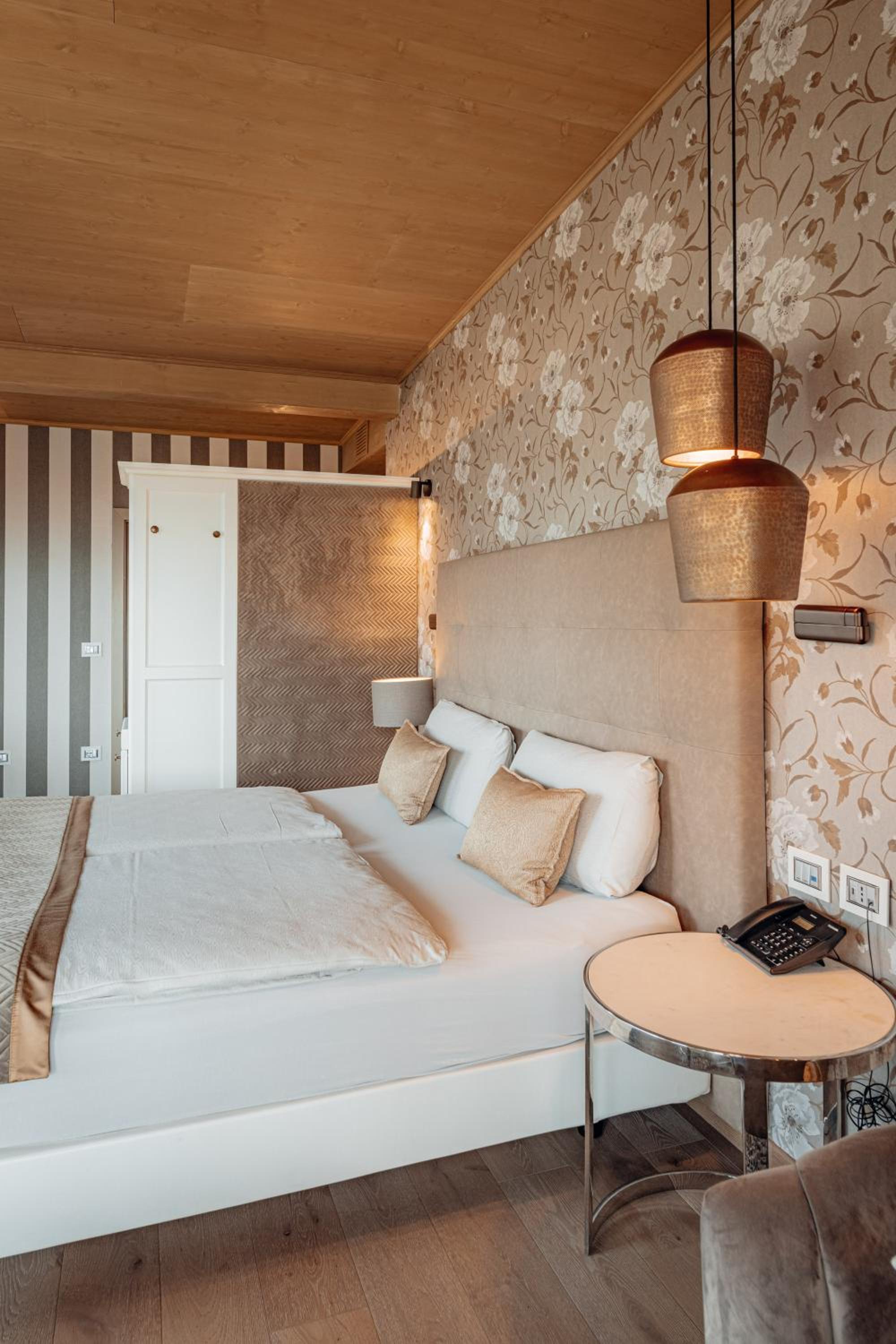 Junior Suite with Private Sauna and Hot Tub - Photo 5