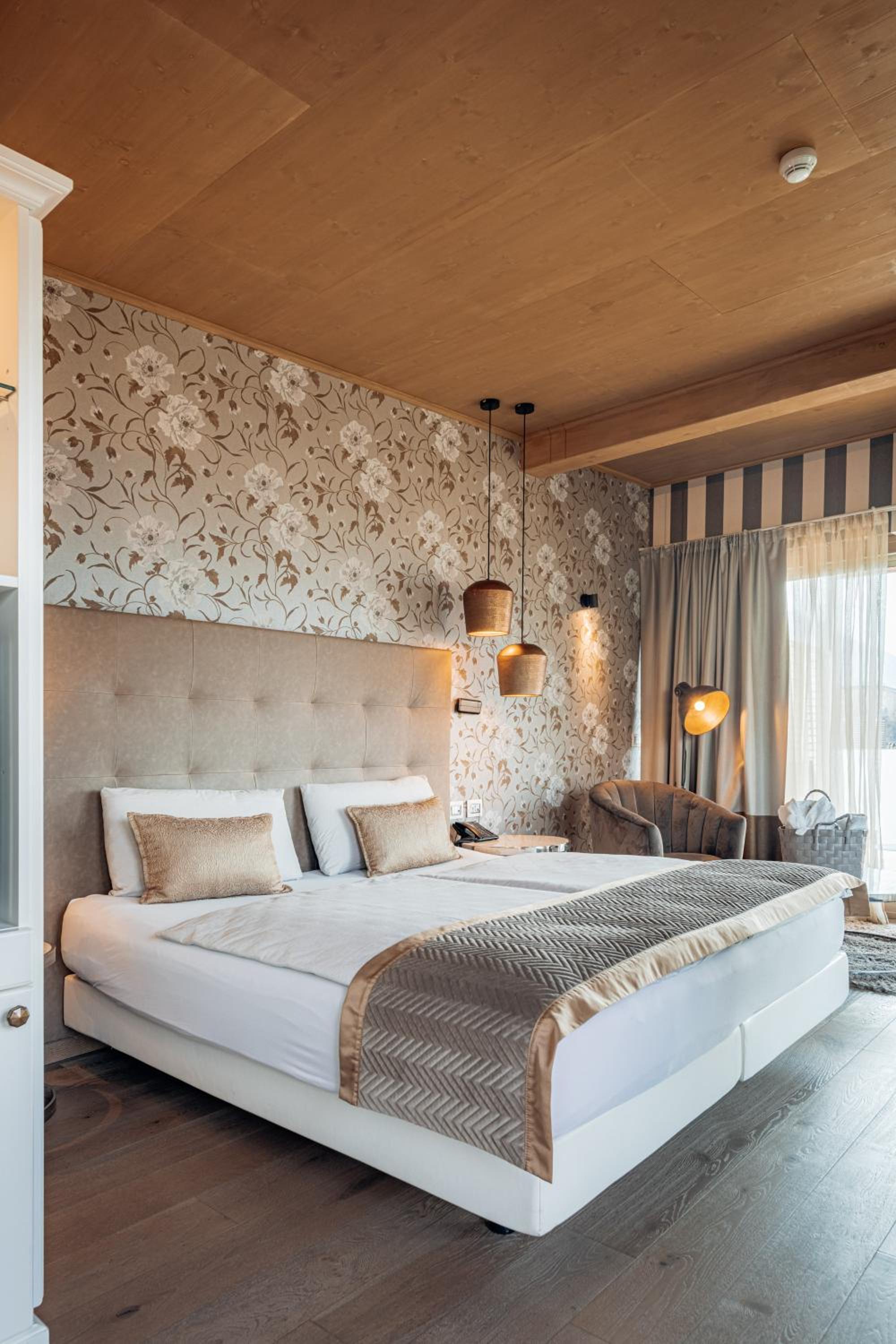Junior Suite with Private Sauna and Hot Tub - Photo 8