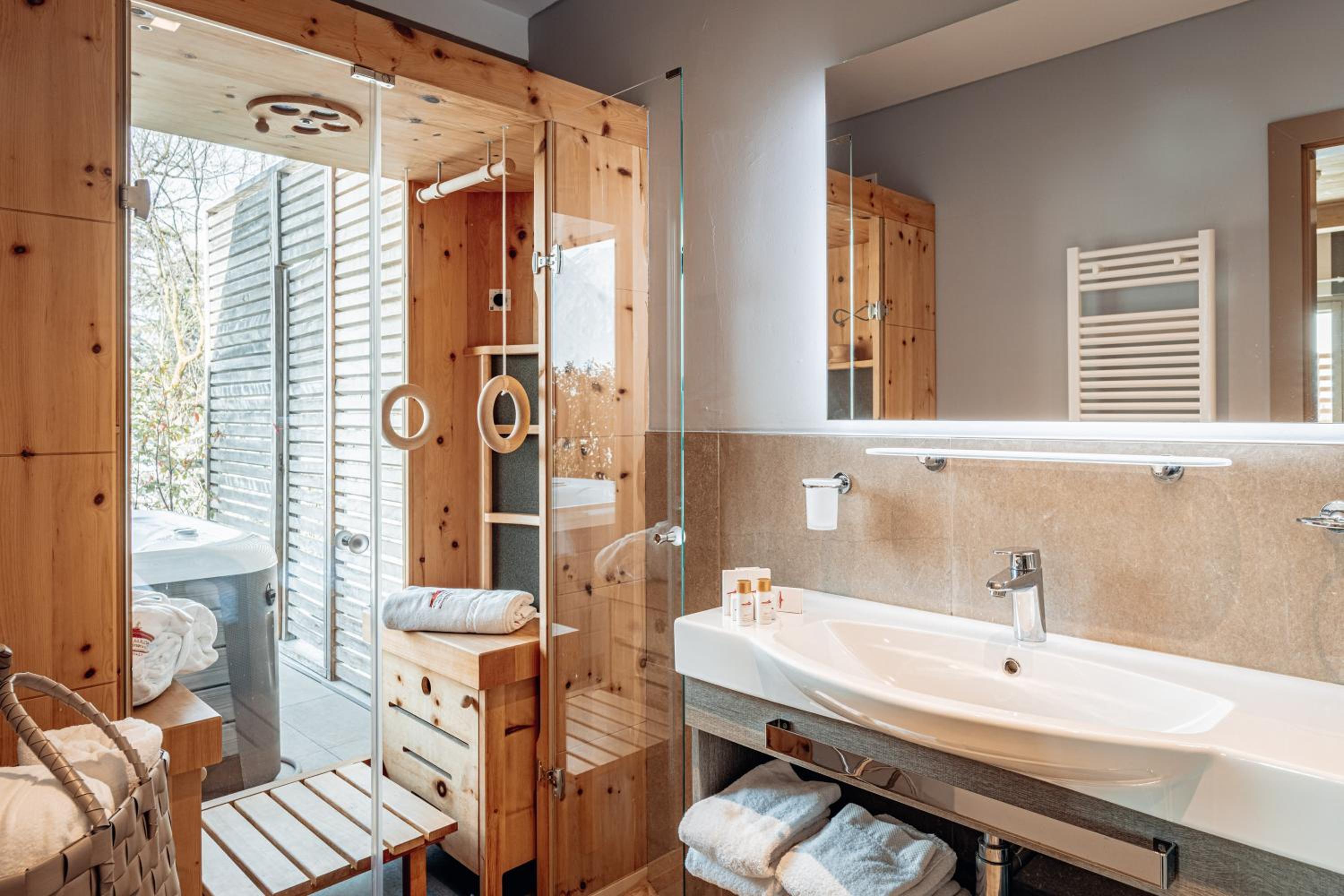 Junior Suite with Private Sauna and Hot Tub - Photo 4