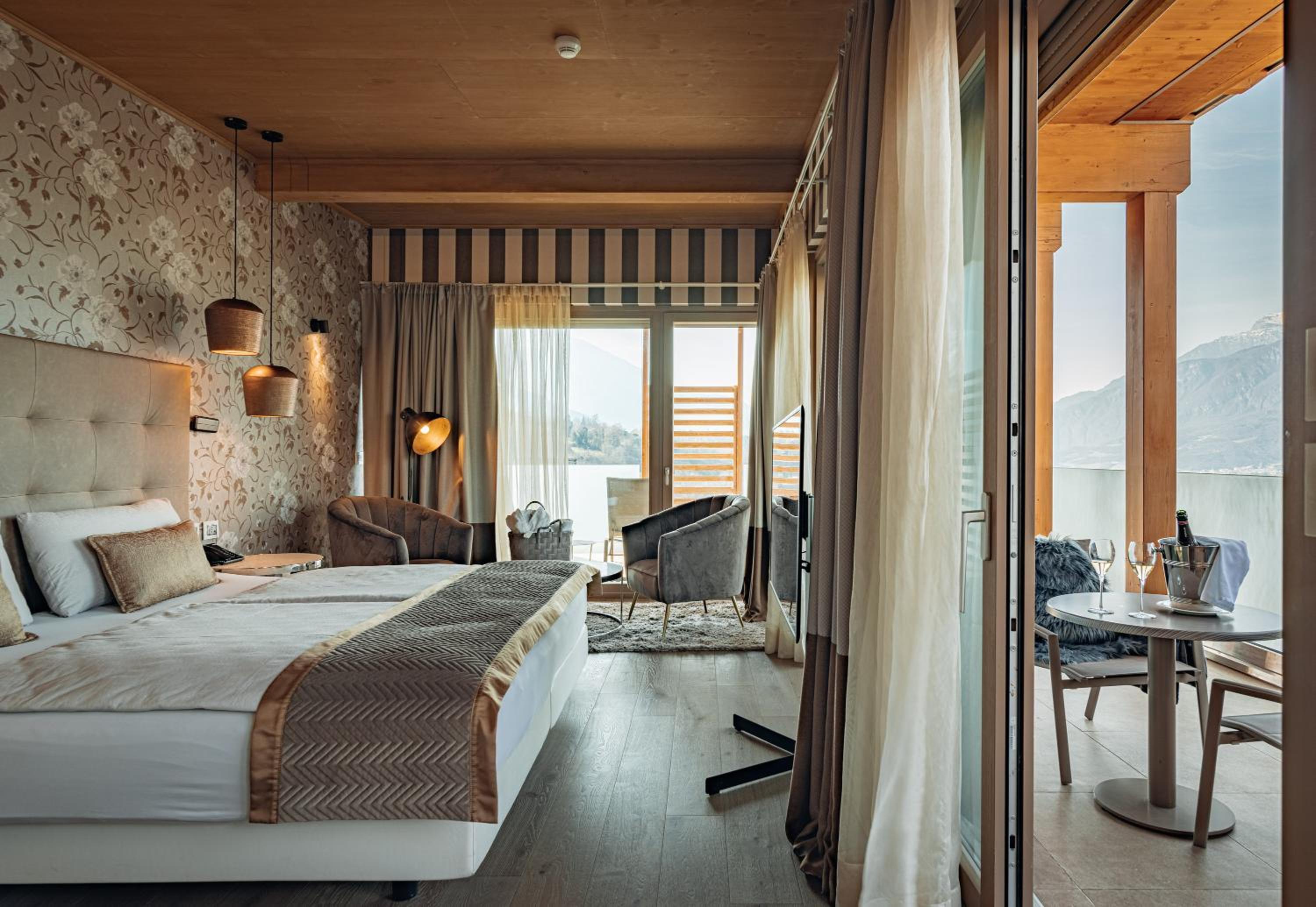 Junior Suite with Private Sauna and Hot Tub - Photo 6