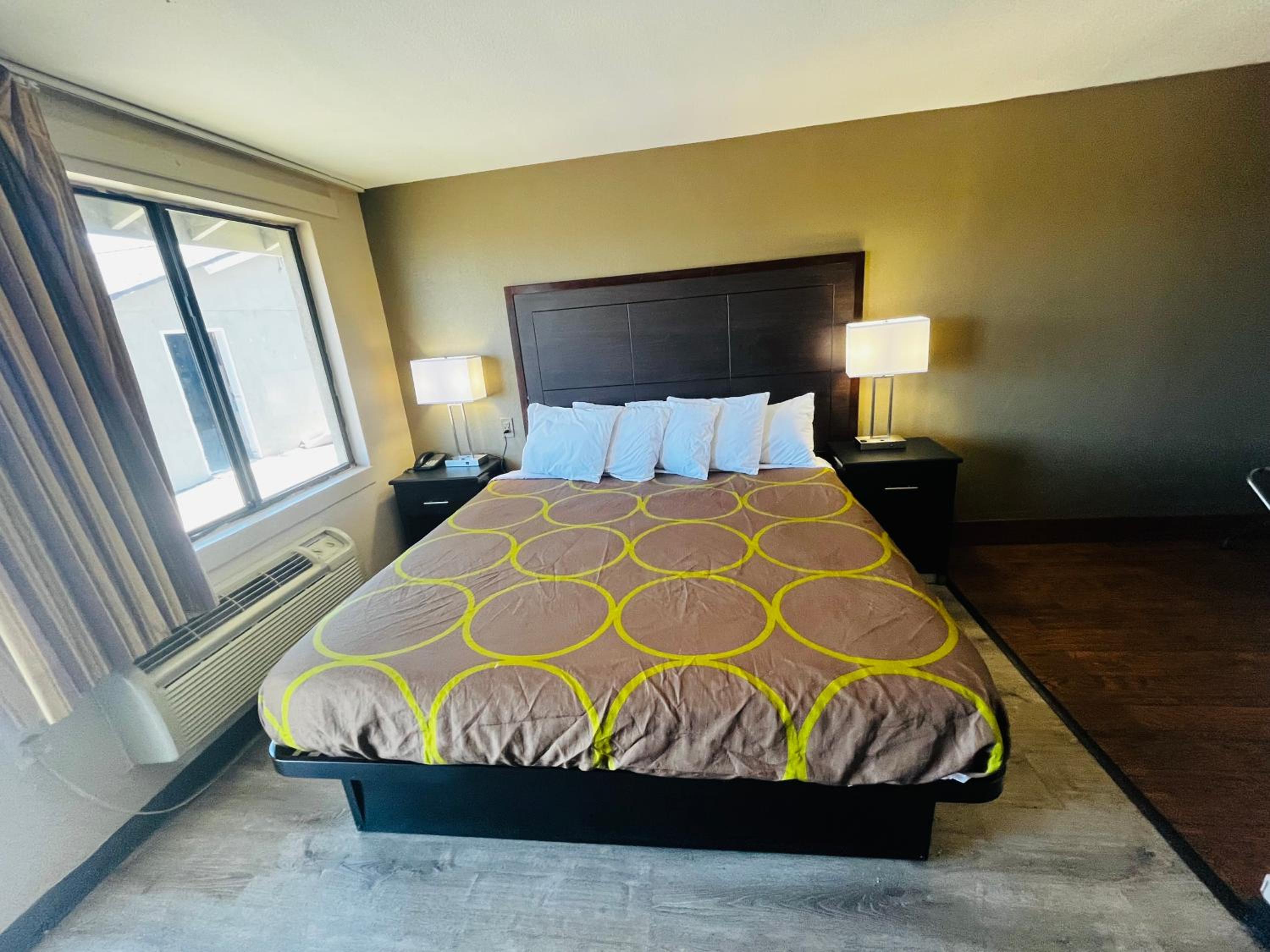 Queen Room with Mobility Access and Roll-In Shower - Non-Smoking photo 2