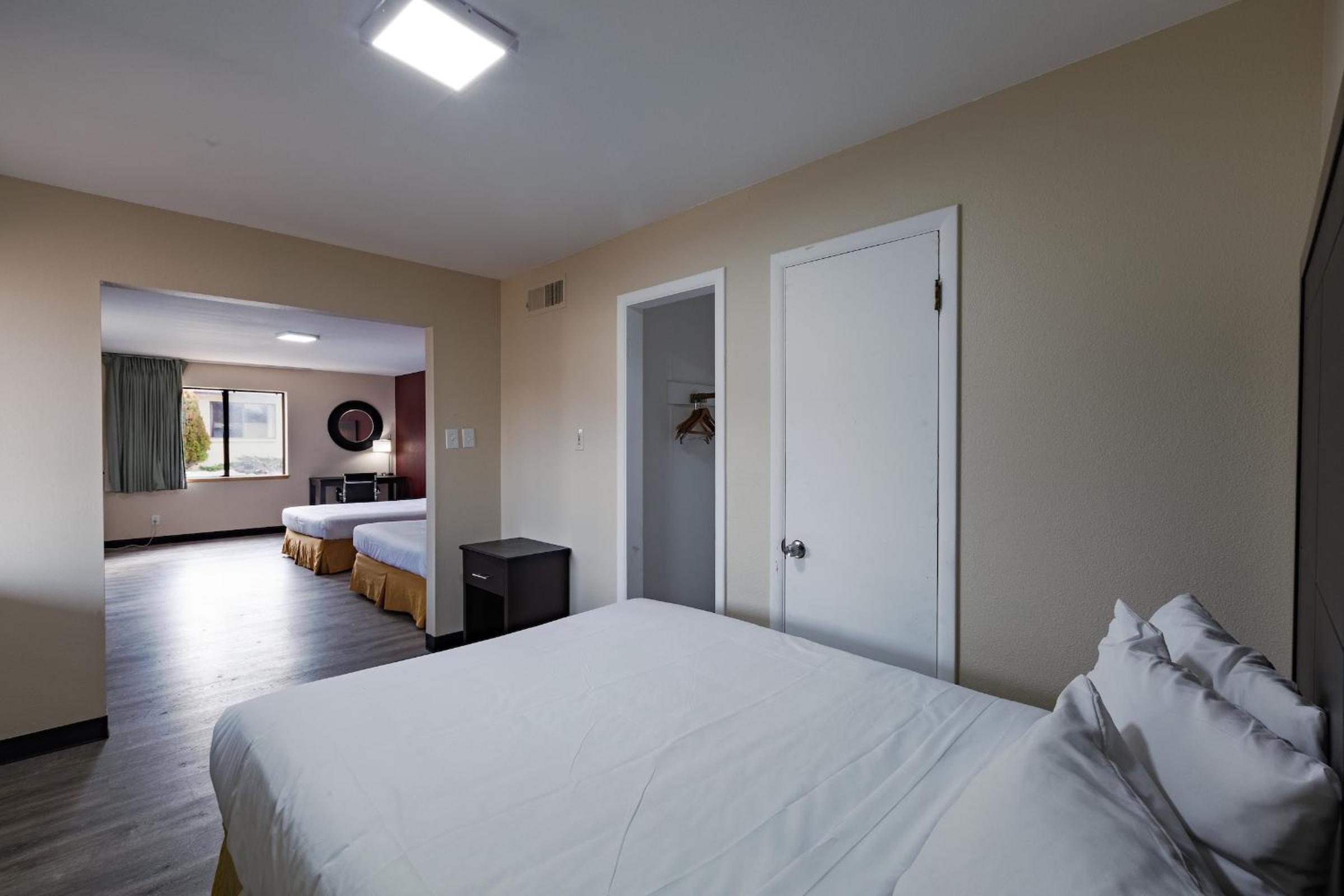 Family Room with Three Queen Beds - Non-Smoking - Photo 5