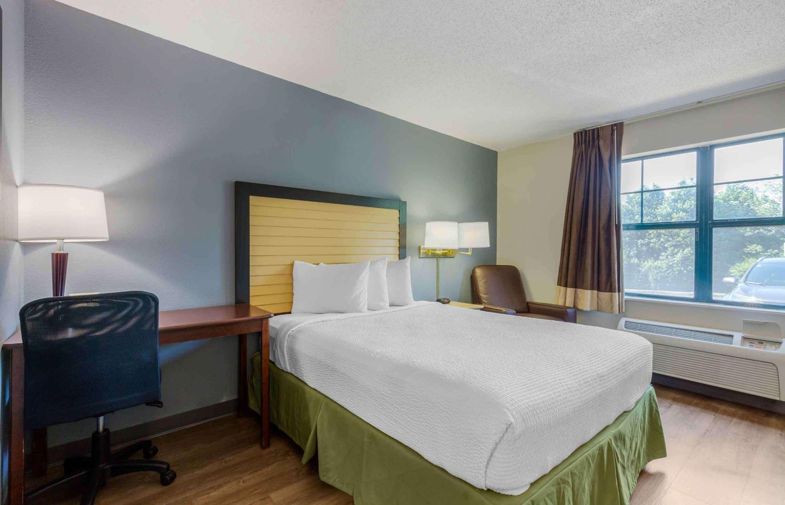 1 Queen Bed | Non-Smoking, Kitchen - Photo 1