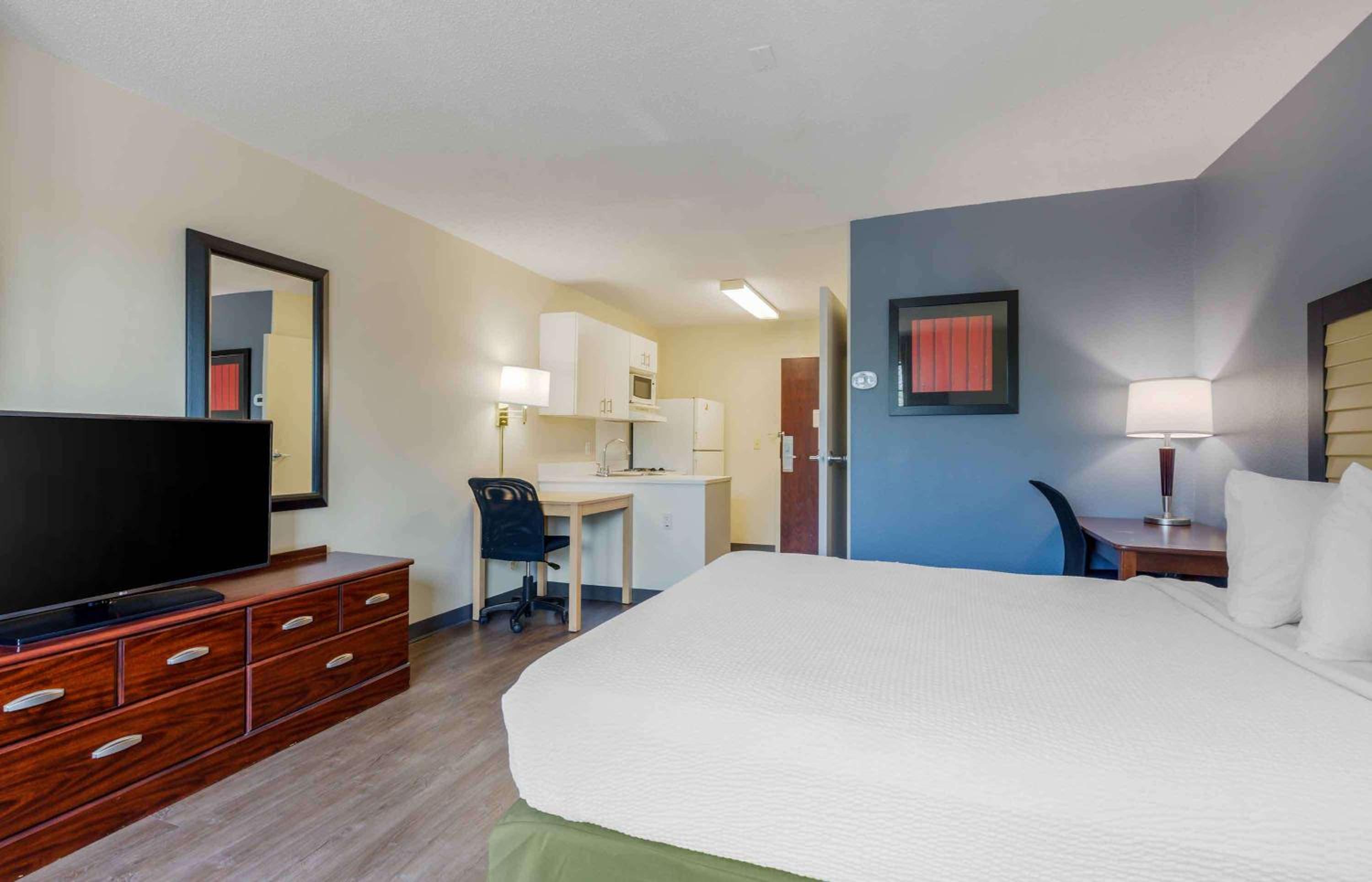 1 Queen Bed | Non-Smoking, Kitchen - Photo 2