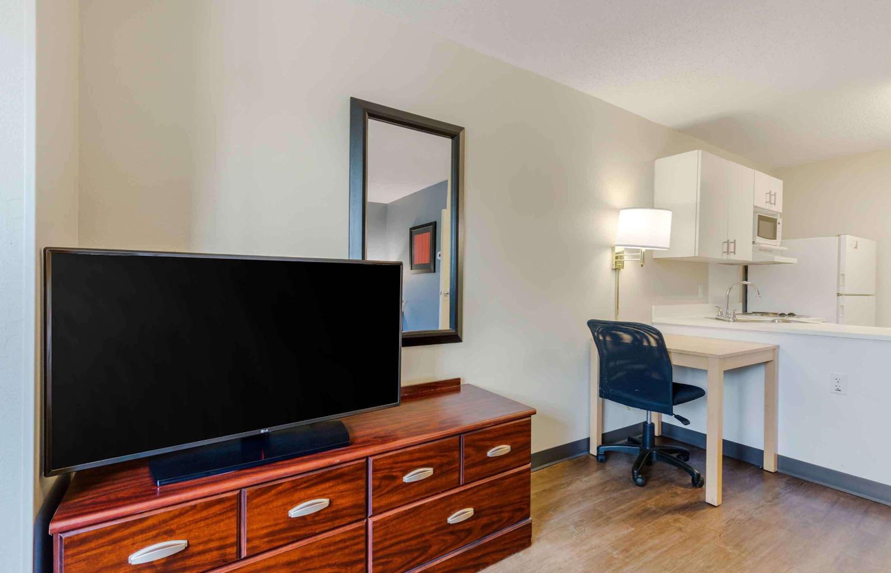 1 Queen Bed | Non-Smoking, Kitchen - Photo 3