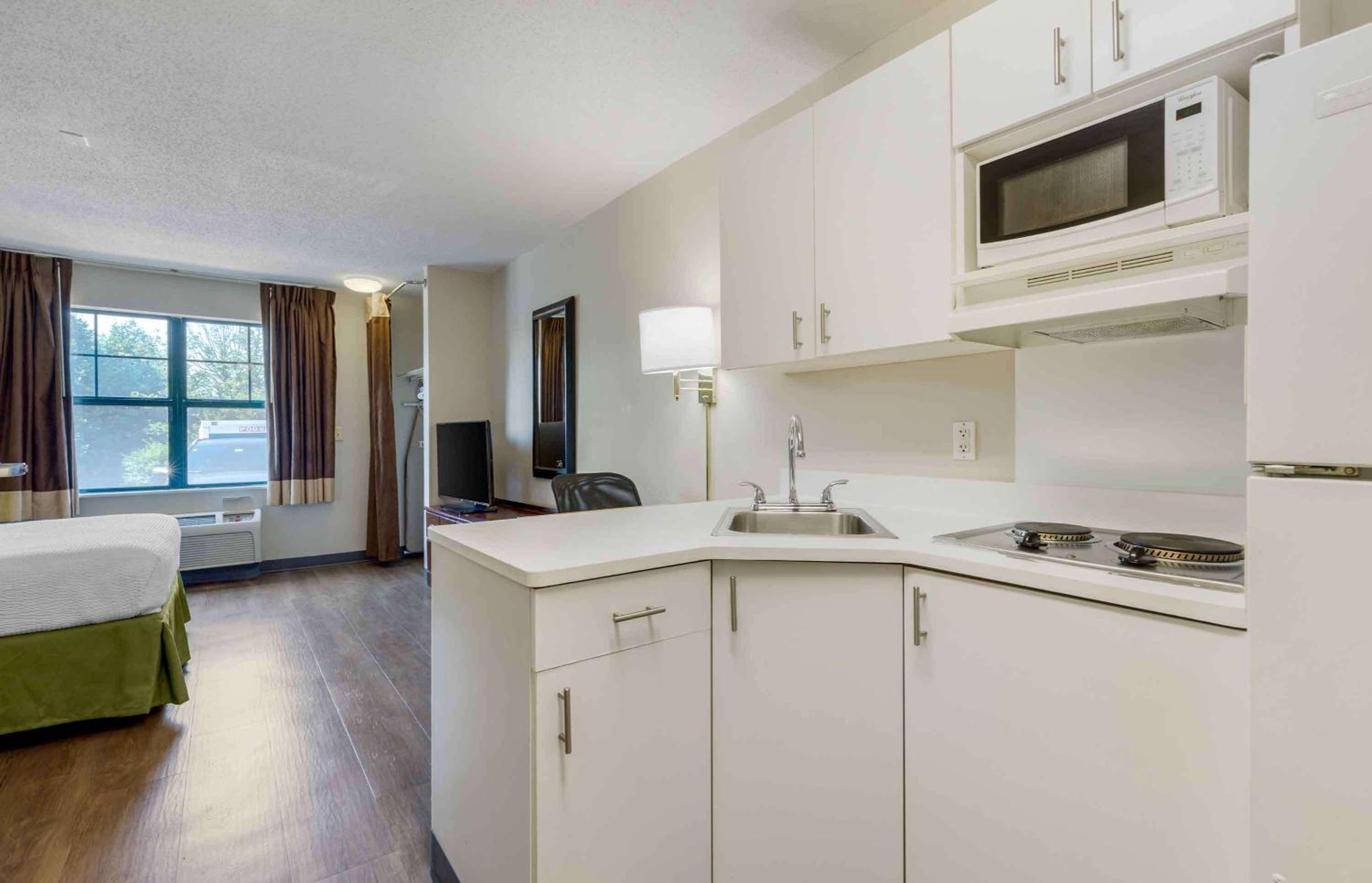 1 Queen Bed | Non-Smoking, Kitchen - Photo 4