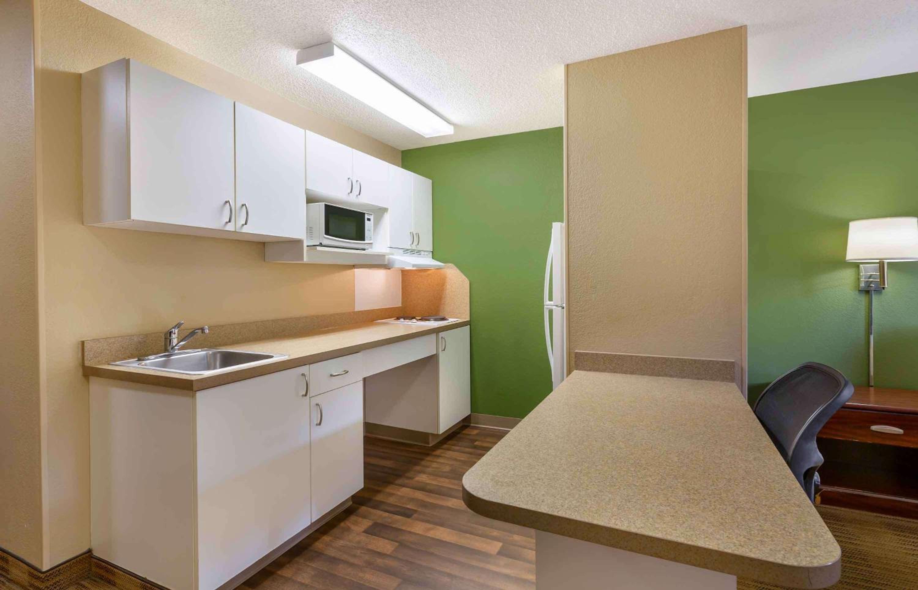 1 King Bed | Non-Smoking, Kitchen, Shower - Photo 4