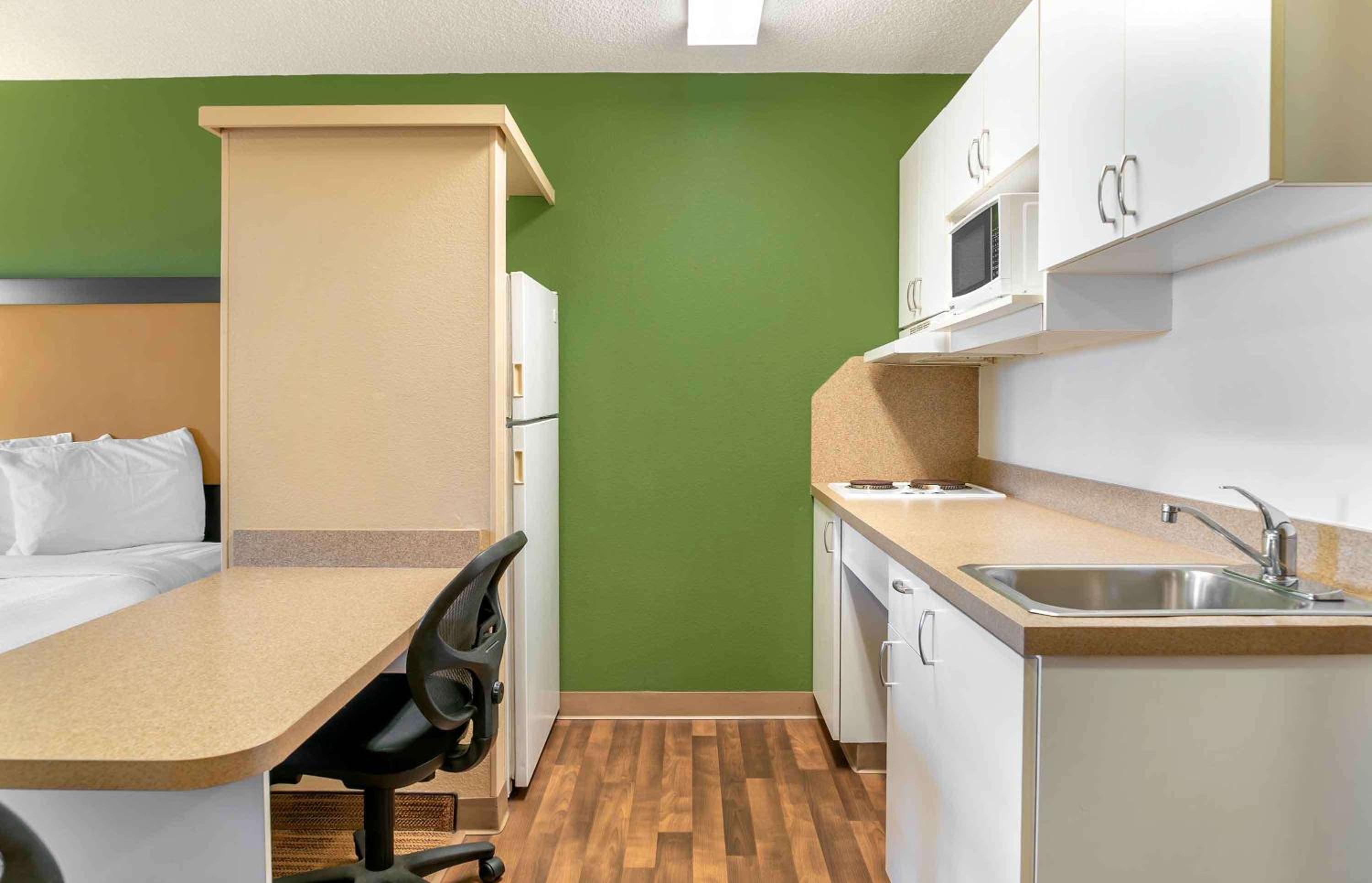 2 Full Beds | Non-Smoking, Kitchen - Photo 9