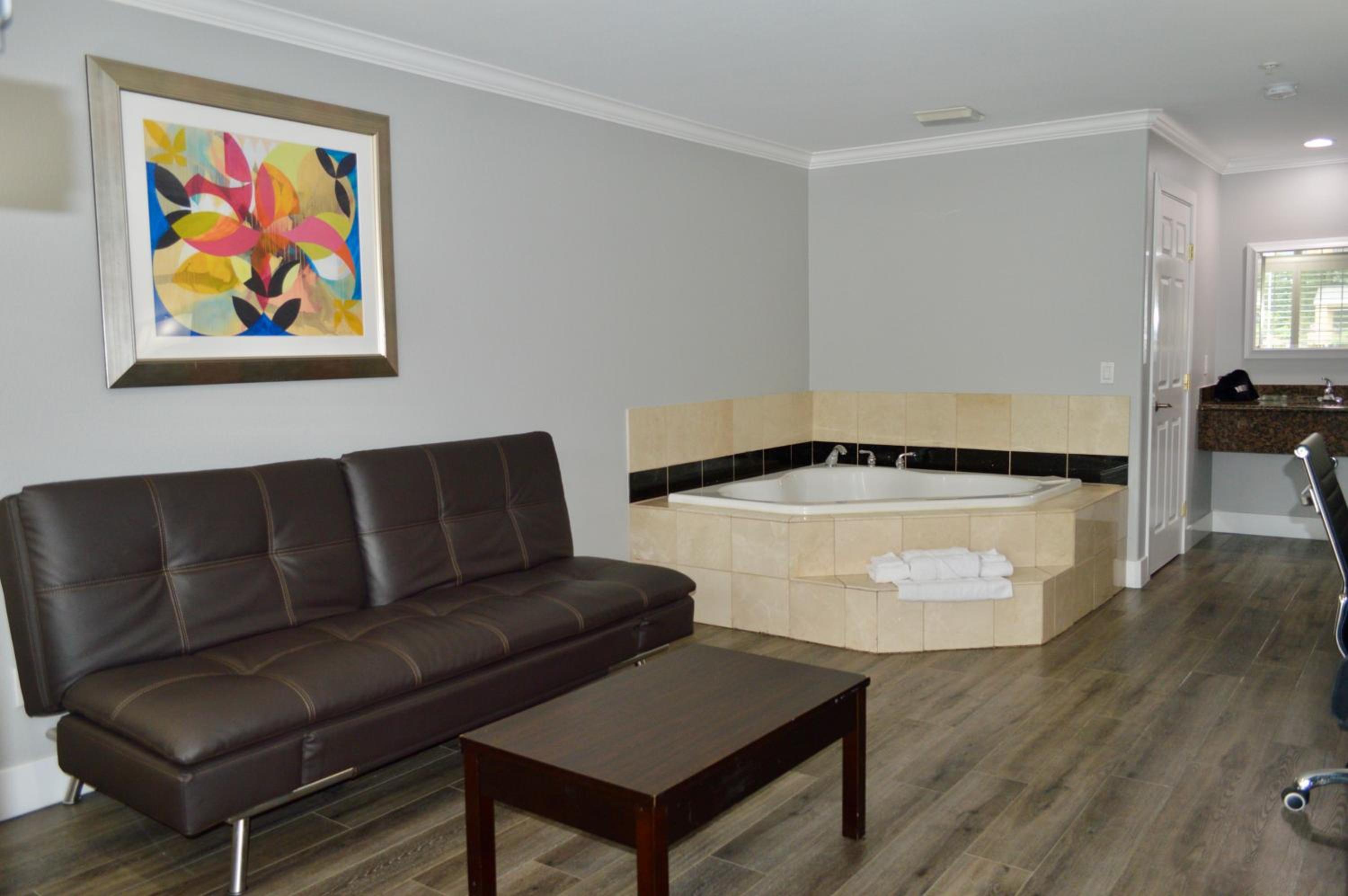 King Suite with Spa Bath - Photo 23