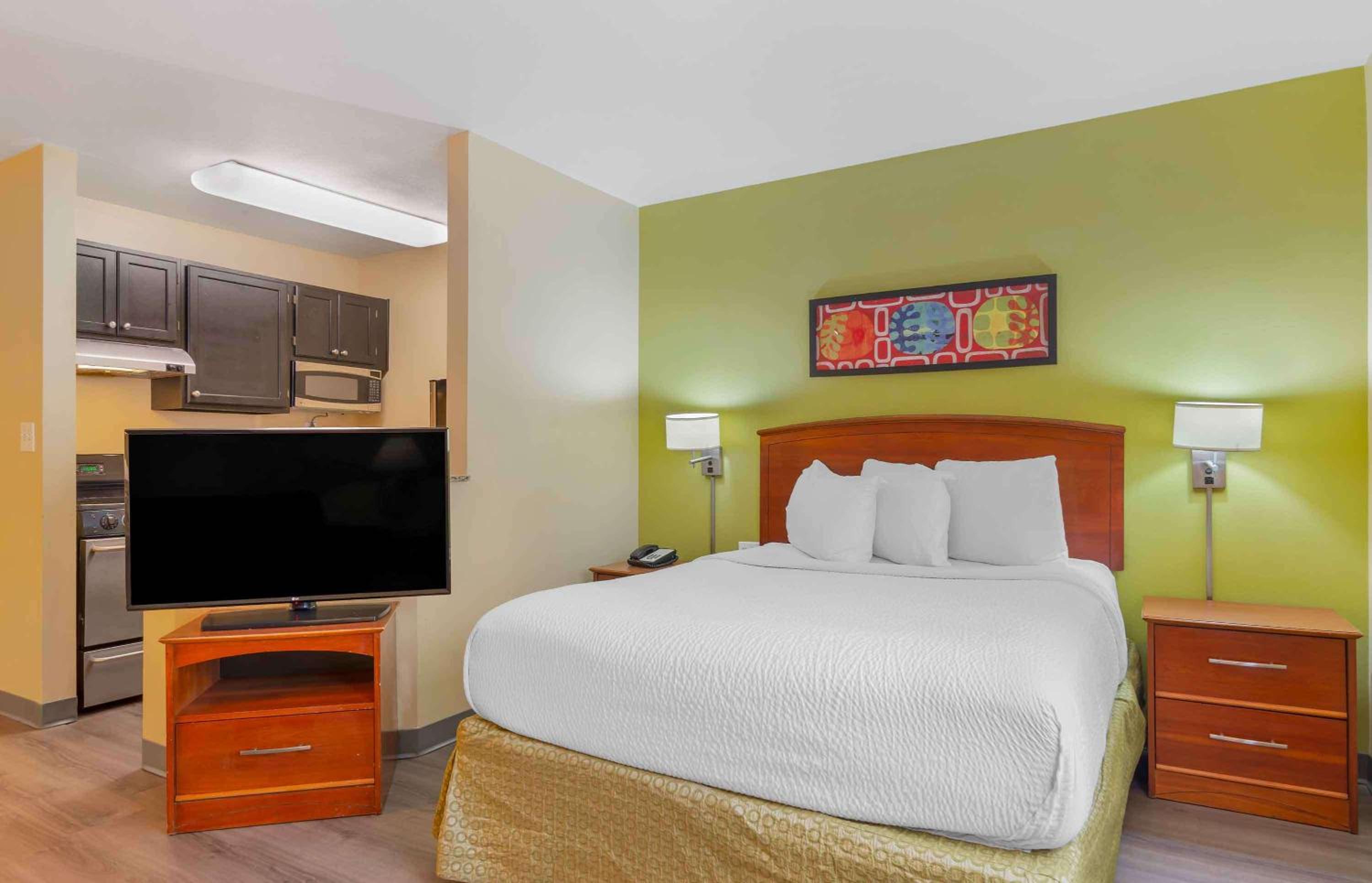 Deluxe studio 1 Queen Bed Non-Smoking - Photo 8