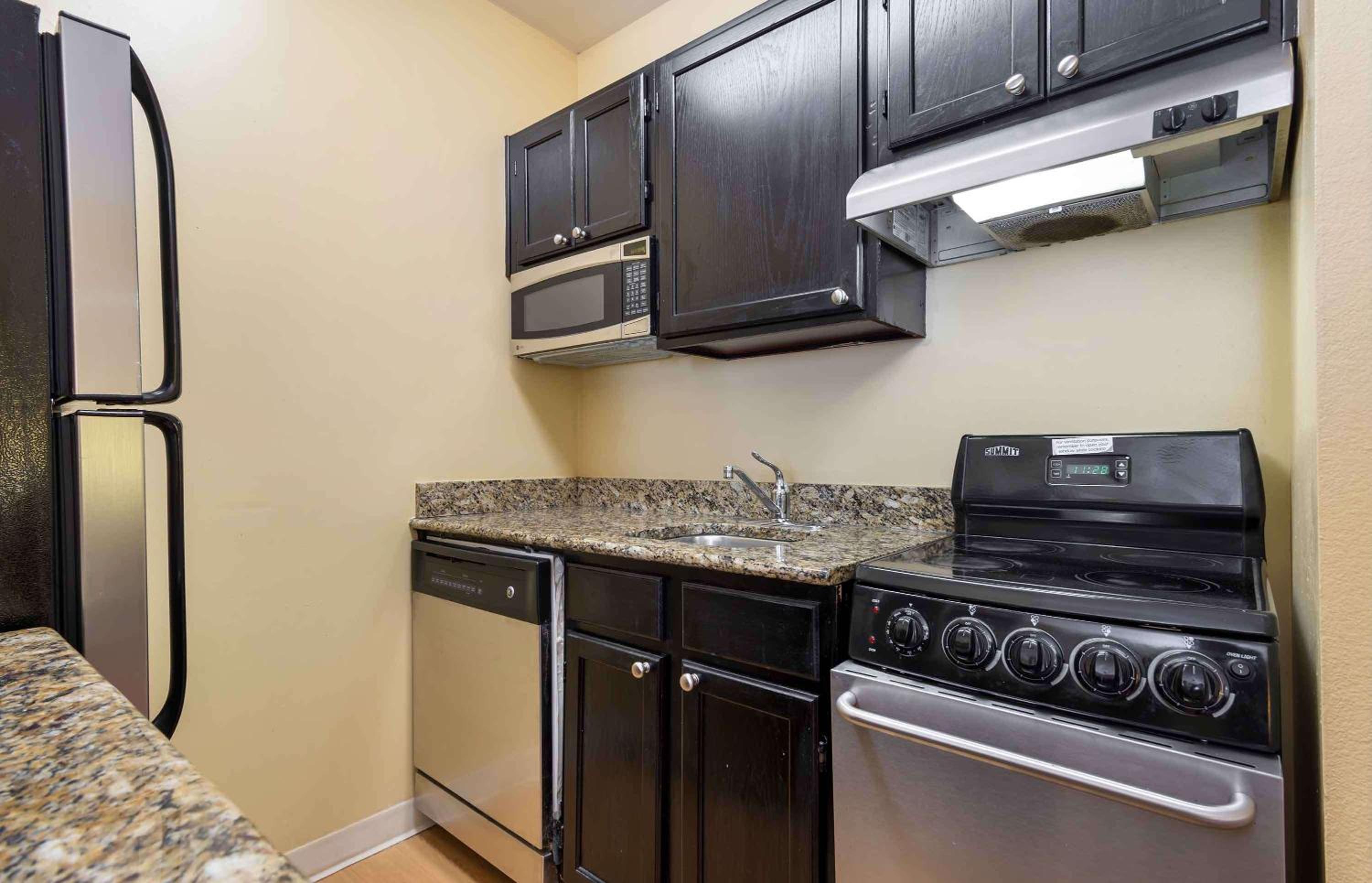 2 Bedroom Suite 2 Queen Beds Non-Smoking - Photo 4