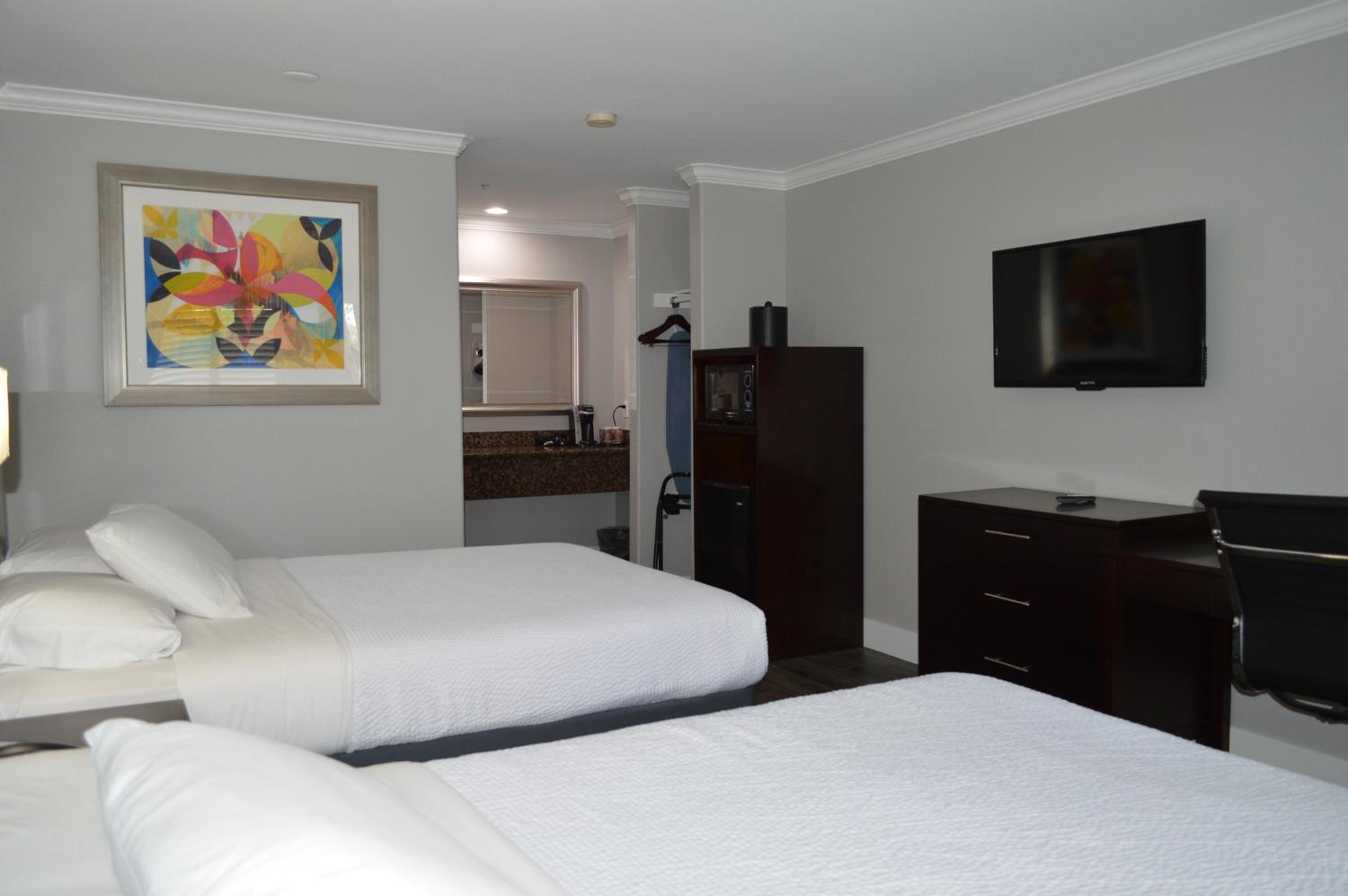 Queen Room with Two Queen Beds - Photo 14