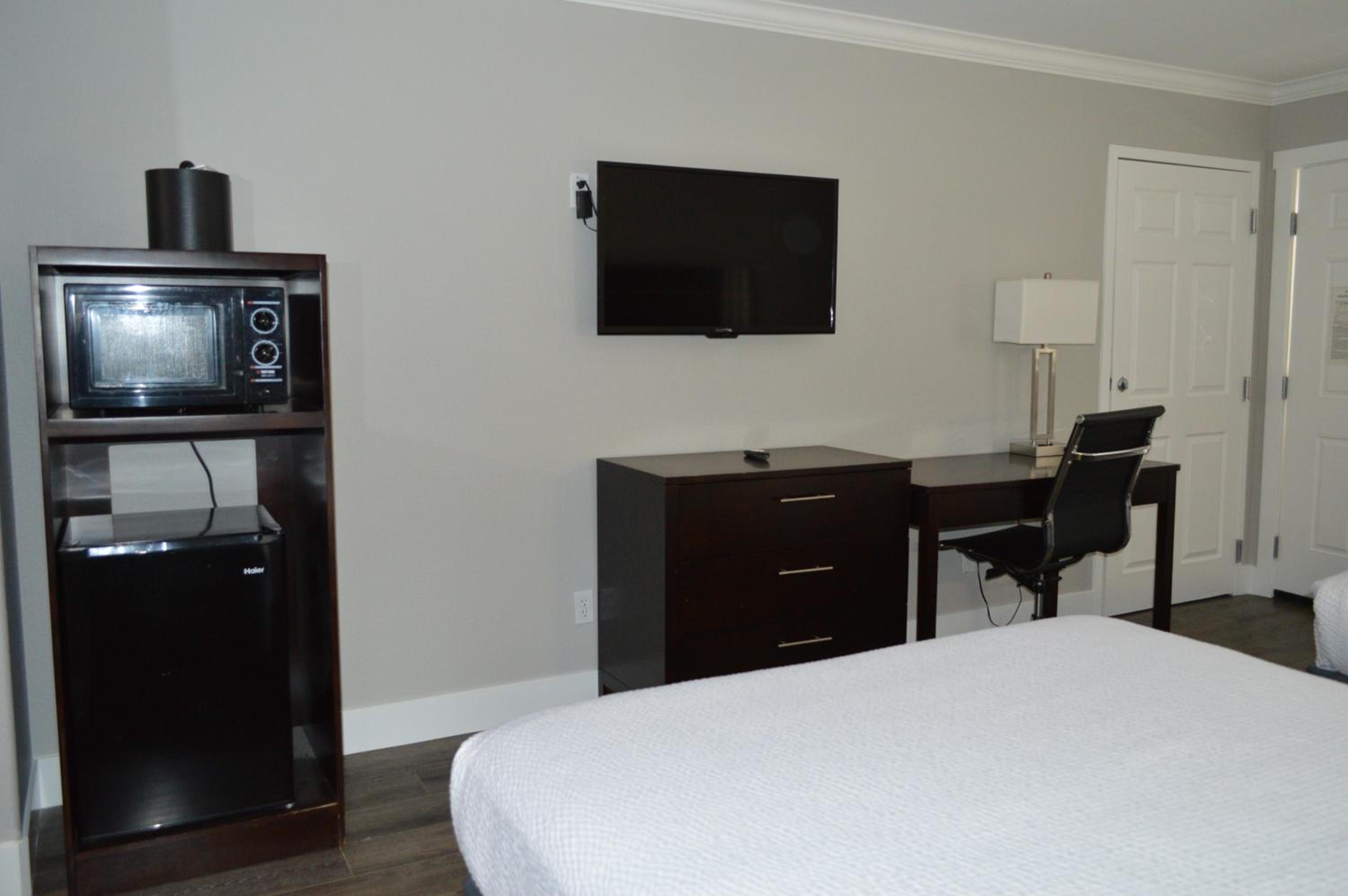 Queen Room with Two Queen Beds - Photo 16