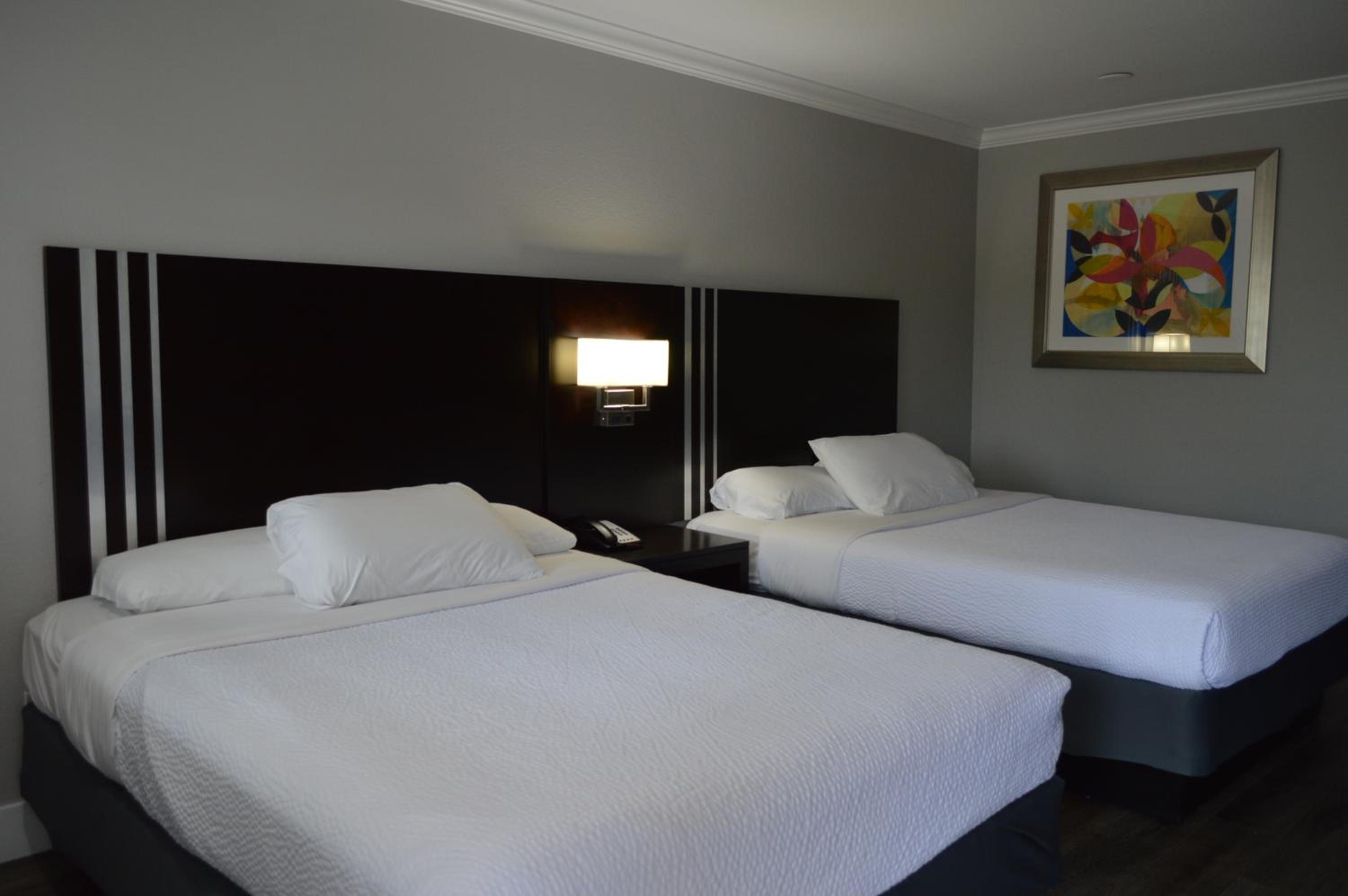 Queen Room with Two Queen Beds - Photo 18