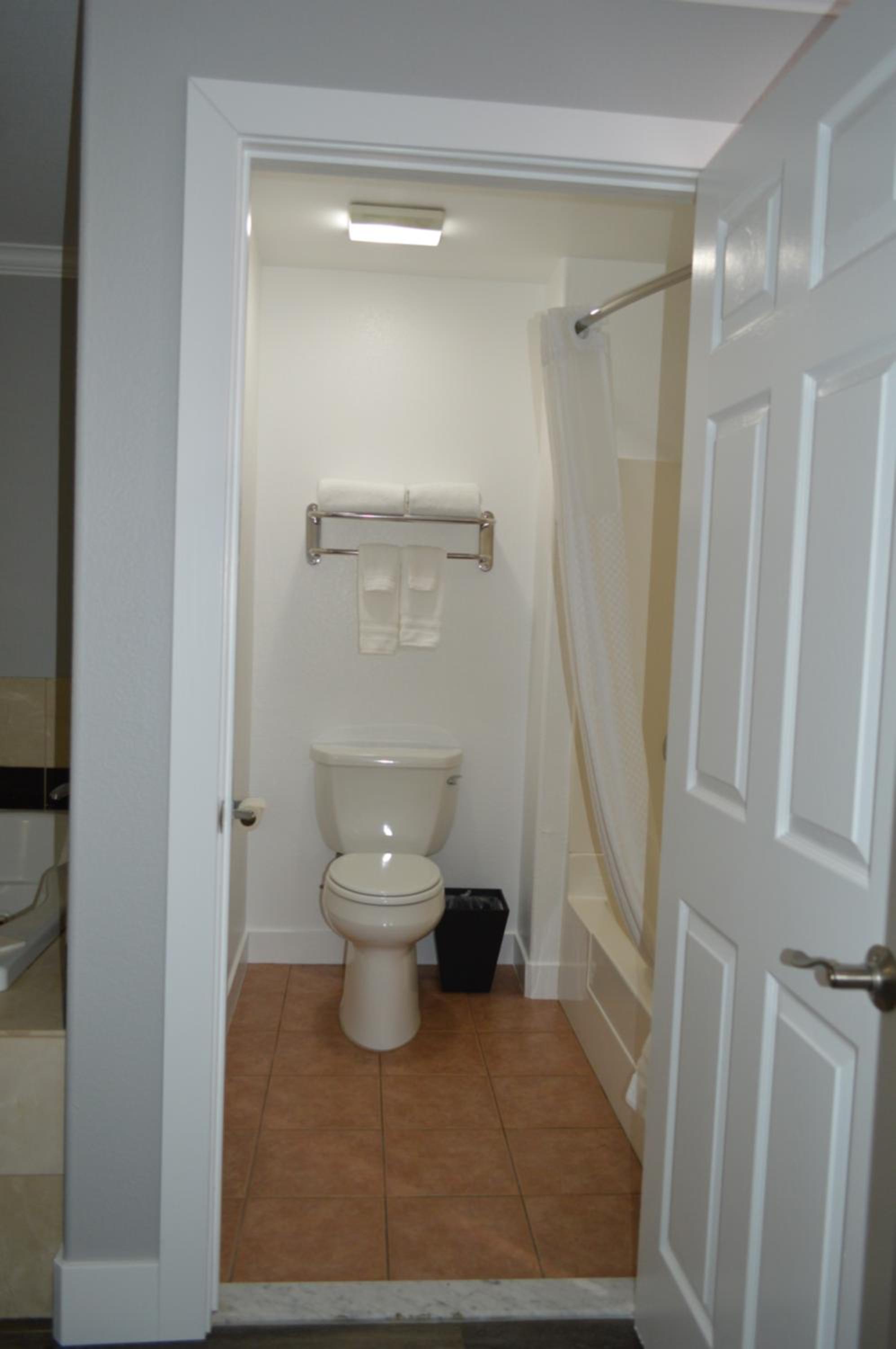 King Suite with Spa Bath - Photo 28