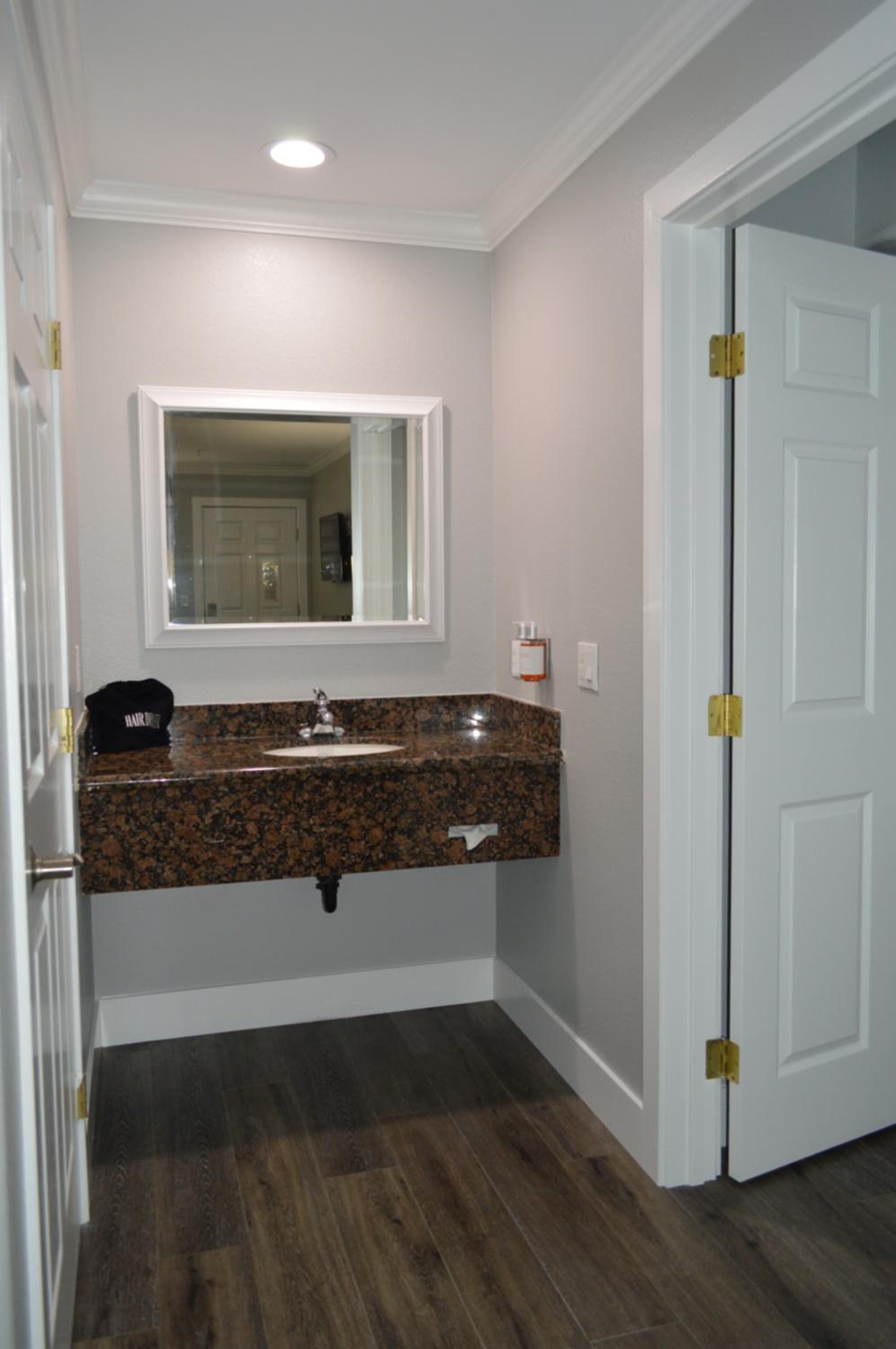 King Suite - Photo 23