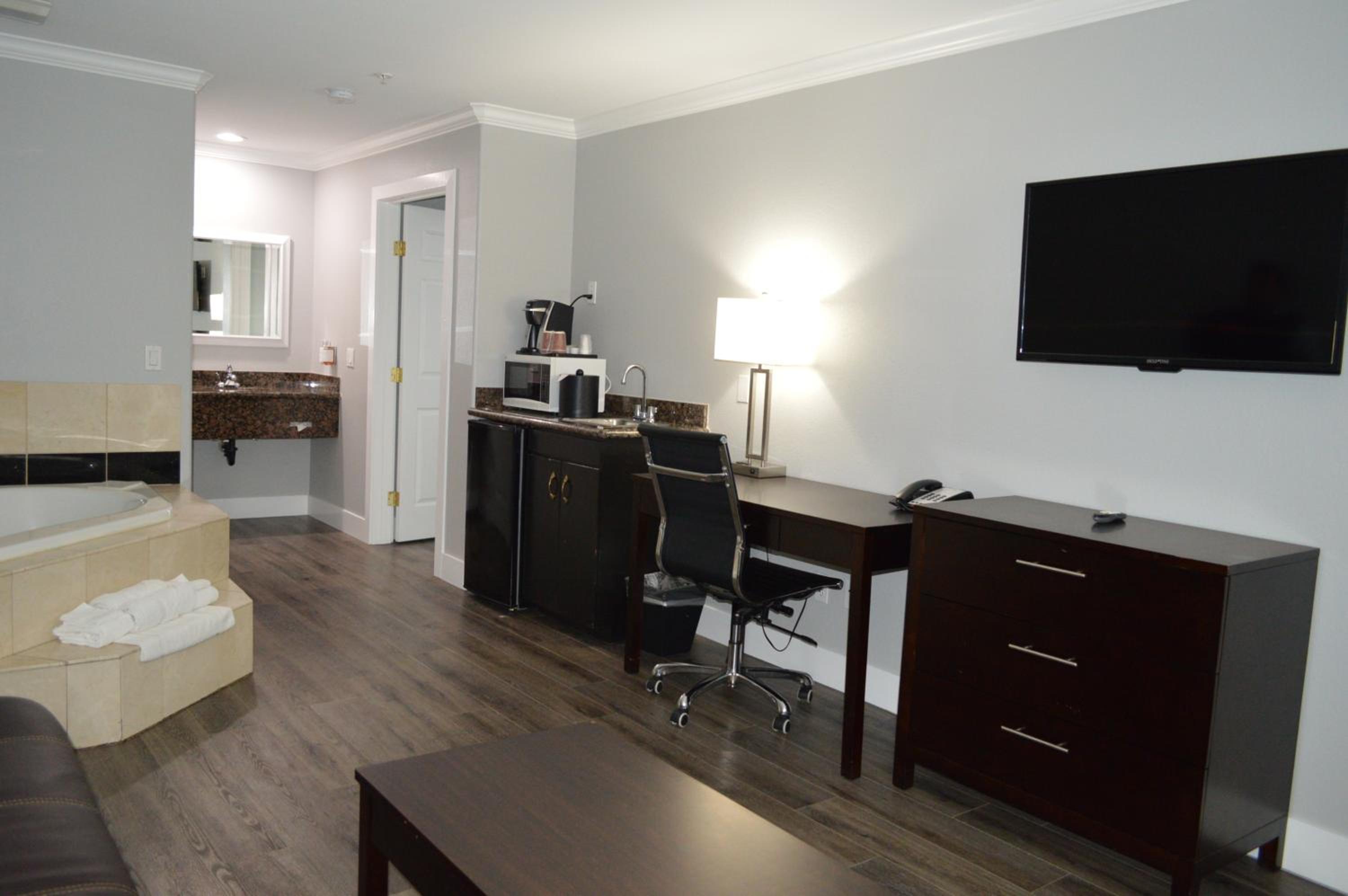 King Suite with Spa Bath - Photo 24