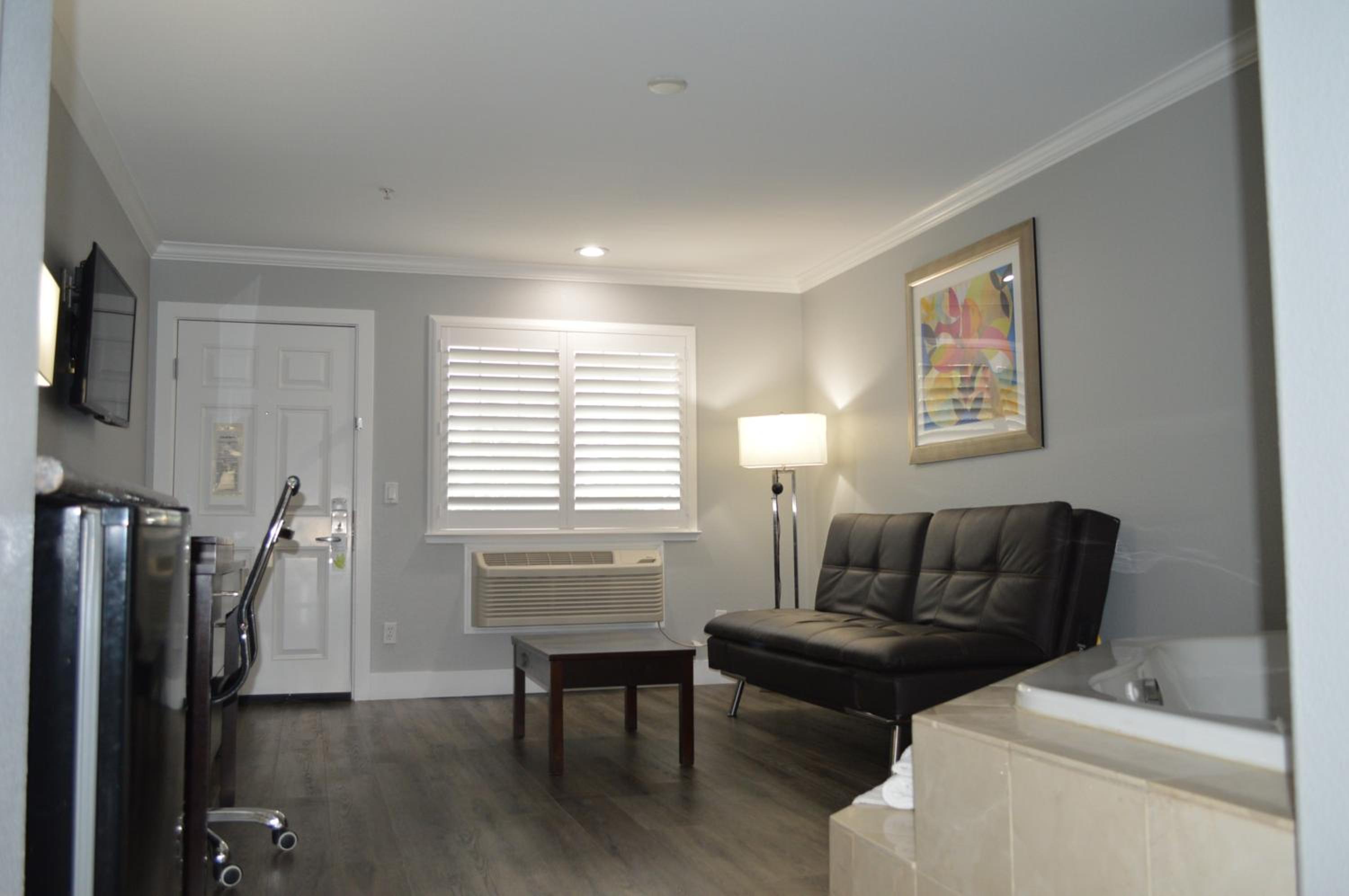 King Suite with Spa Bath - Photo 18