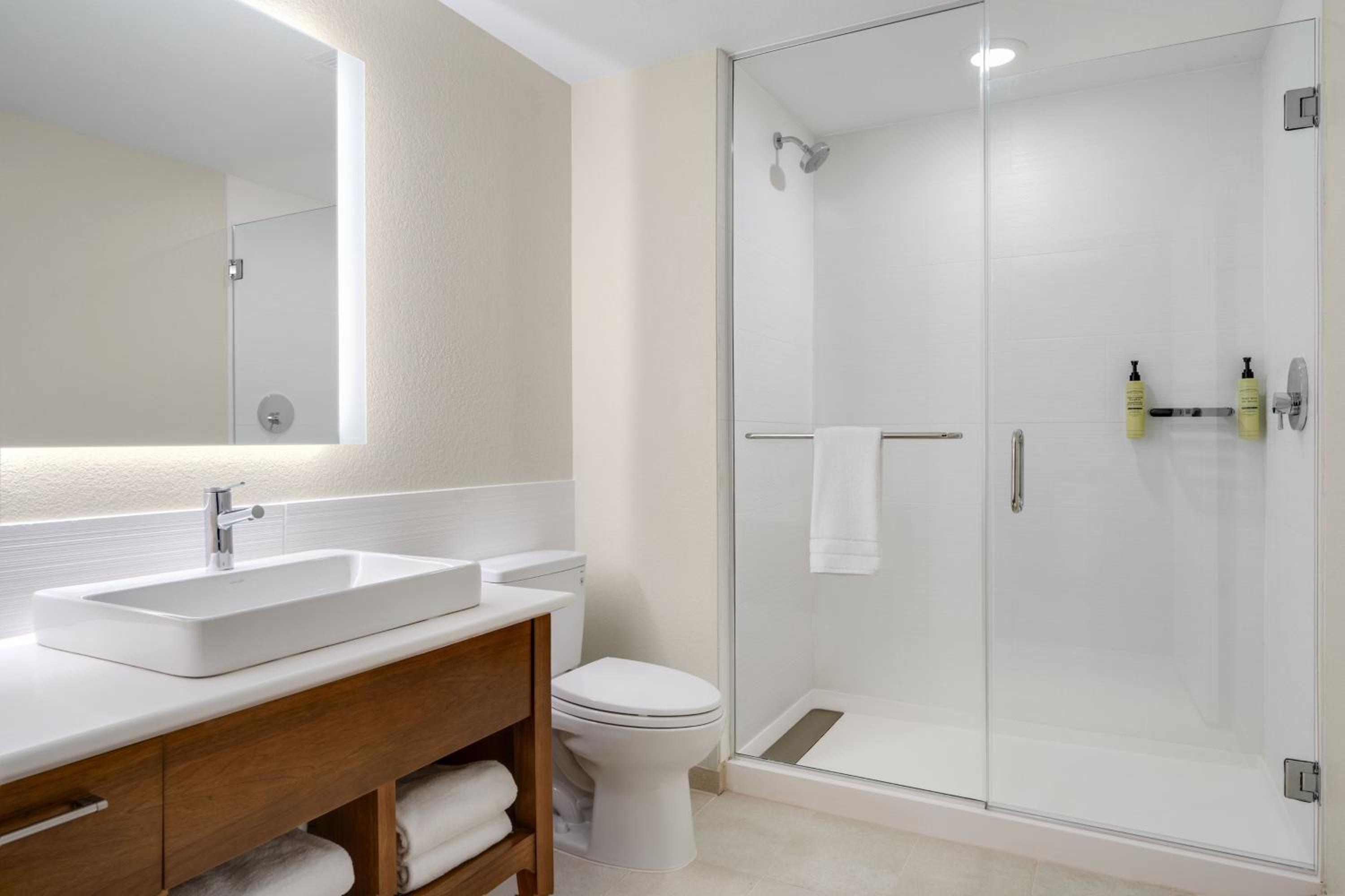 One-Bedroom King Suite with Courtyard View and Sofa Bed - Photo 2
