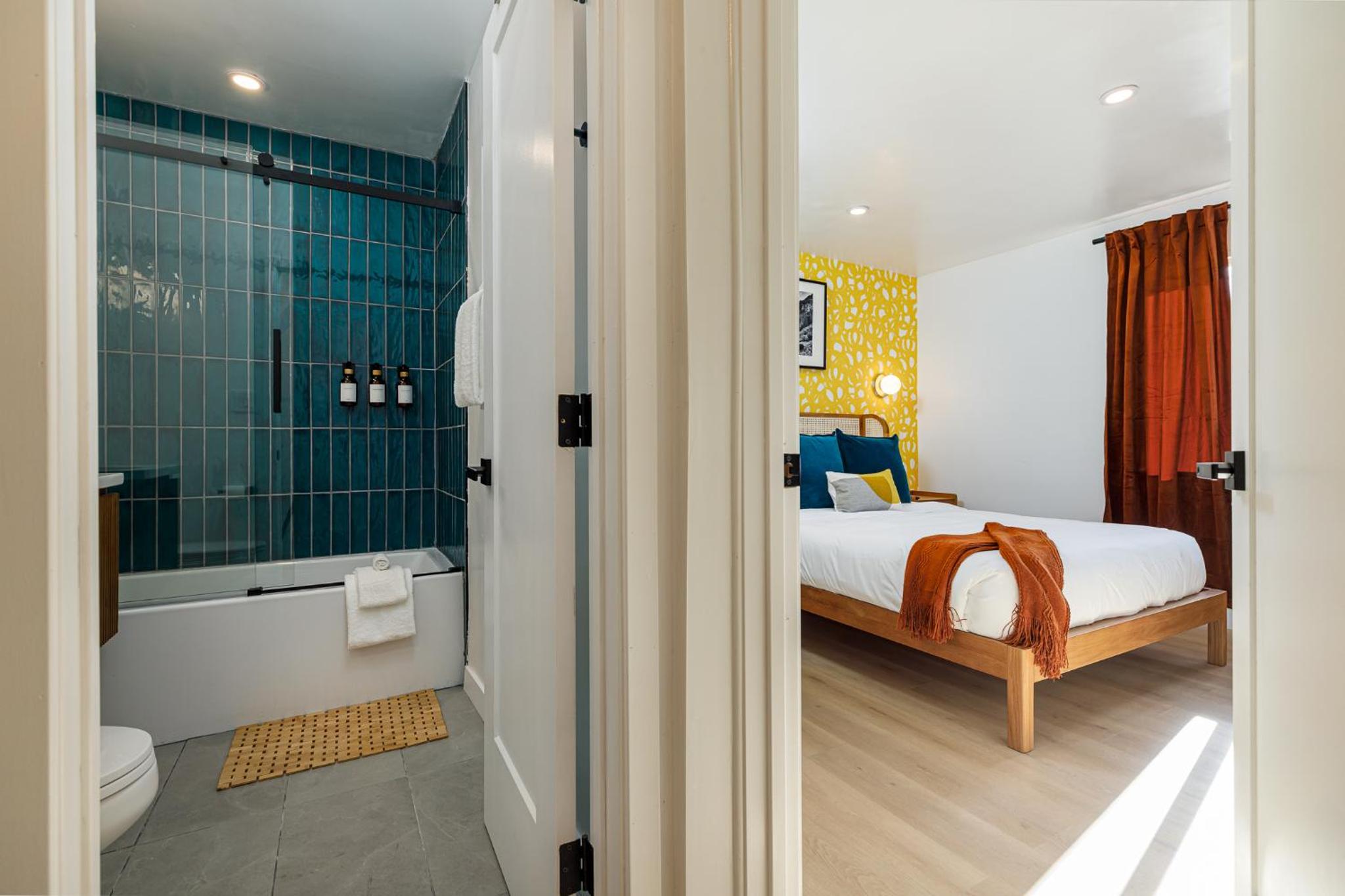 Deluxe King Suite photo 2