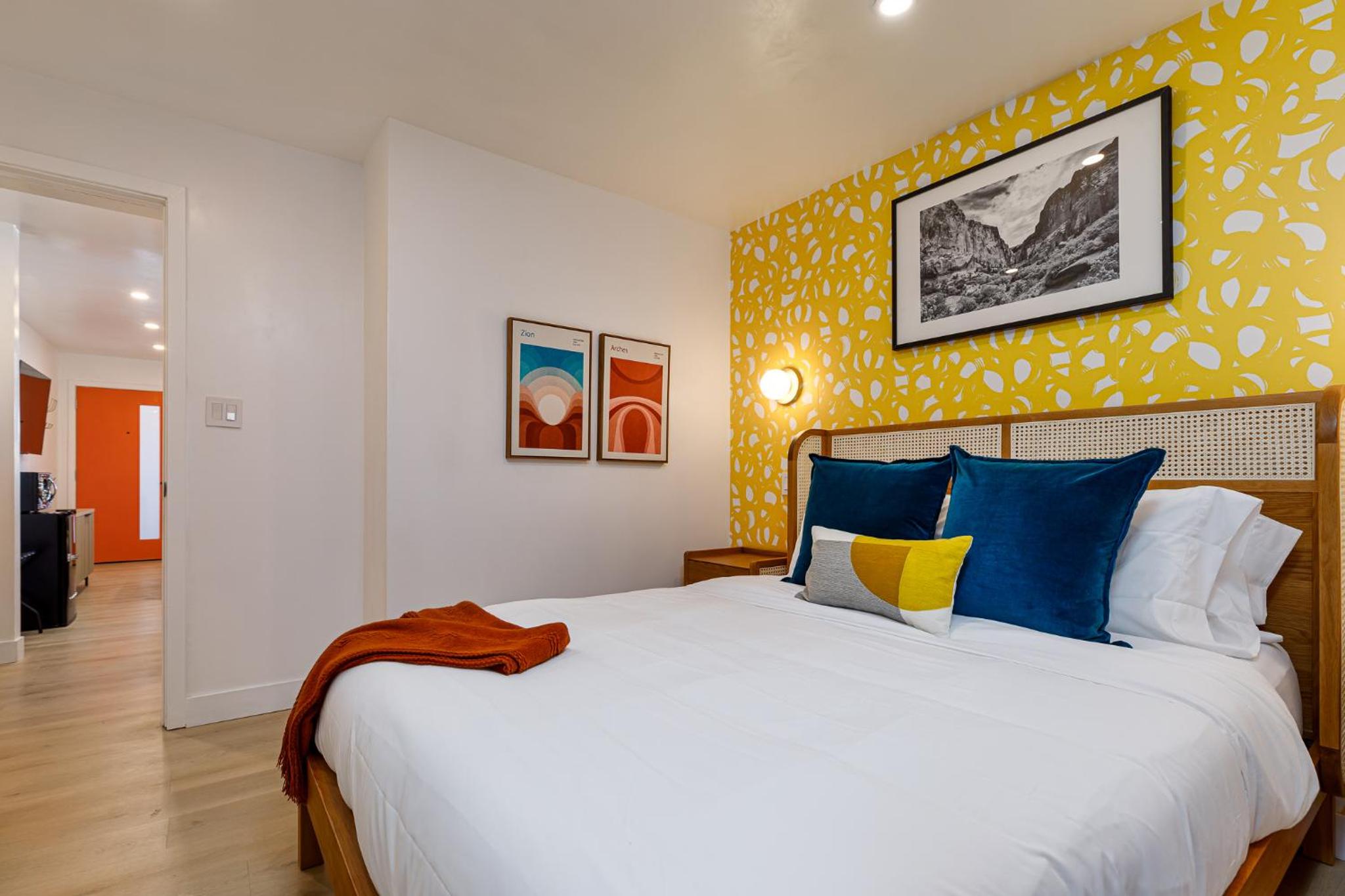 Deluxe King Suite photo 3