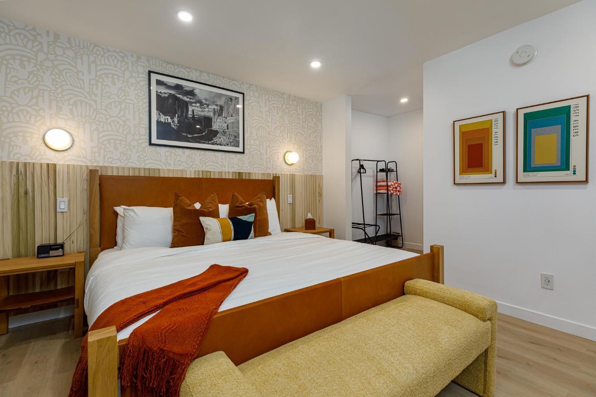 Deluxe King Suite photo 3