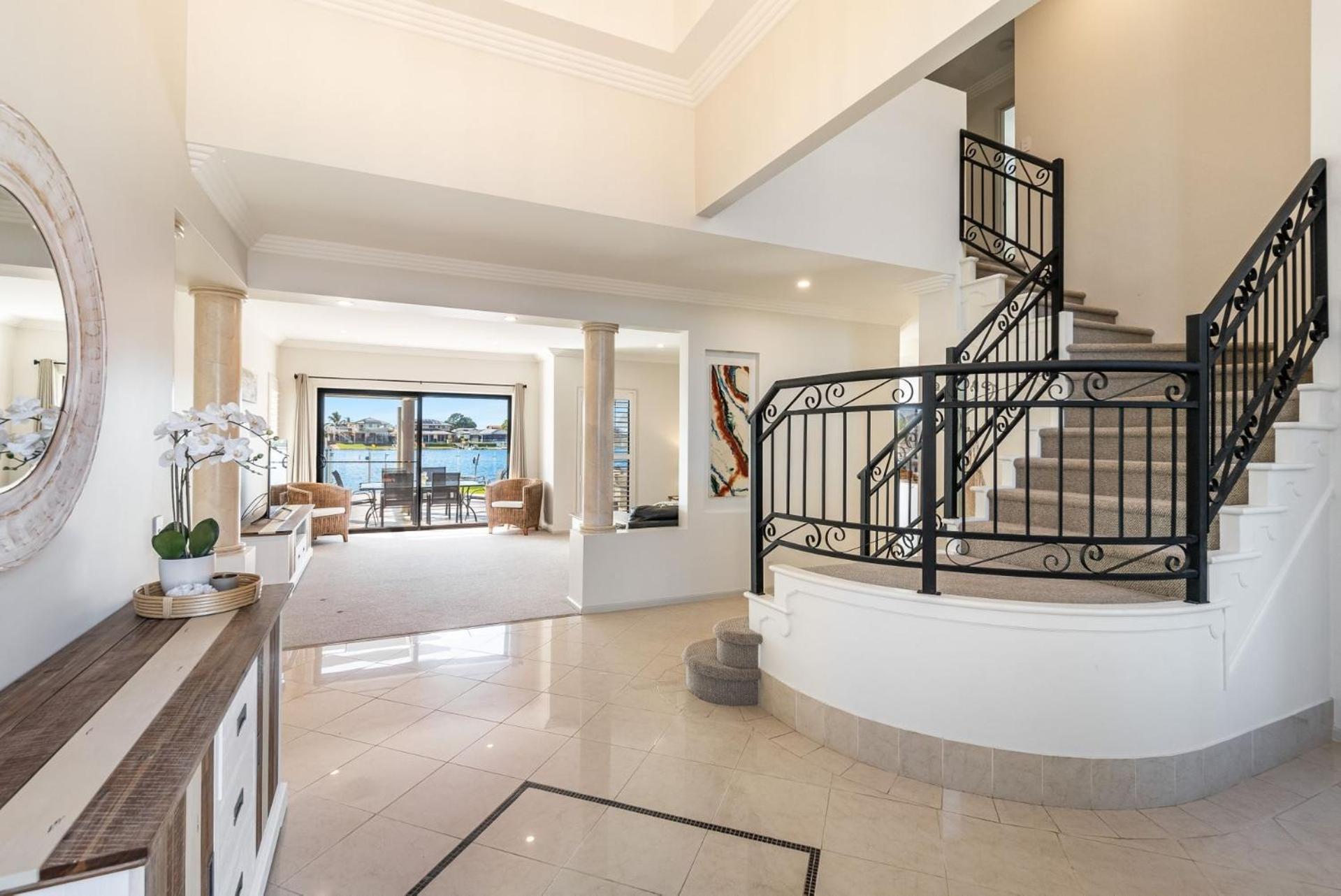 Five-Bedroom House photo 1