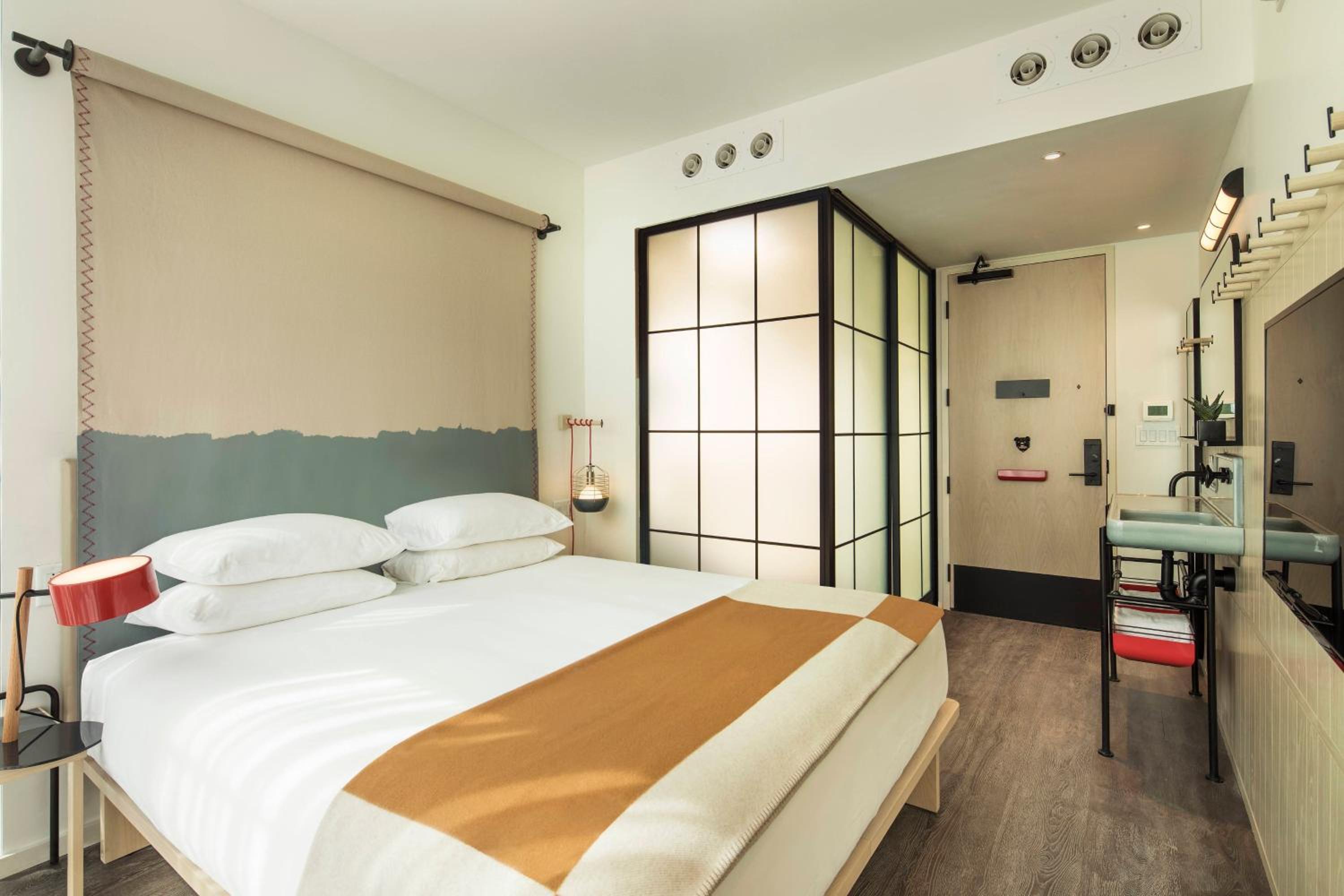 King, Guest room, 1 King (Mobility and Hearing Accessible w/Roll-in Shower)