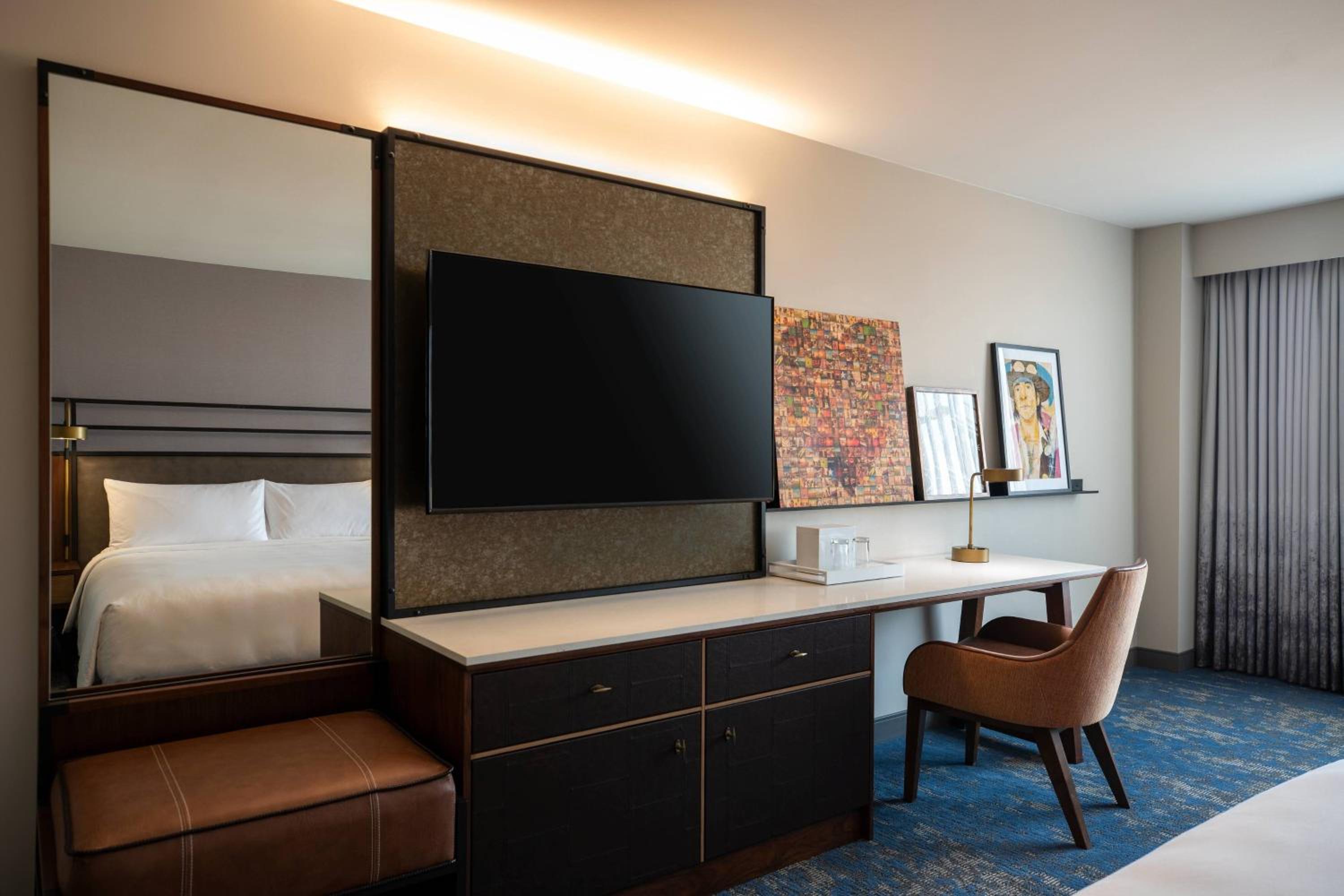 Deluxe King Room - Photo 2