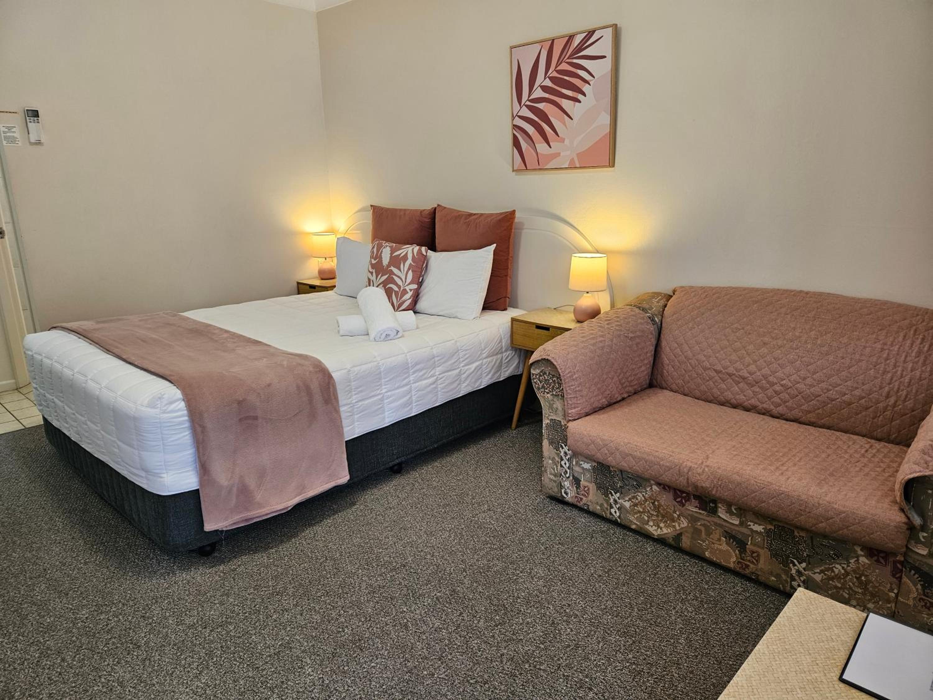 Queen Room photo 2