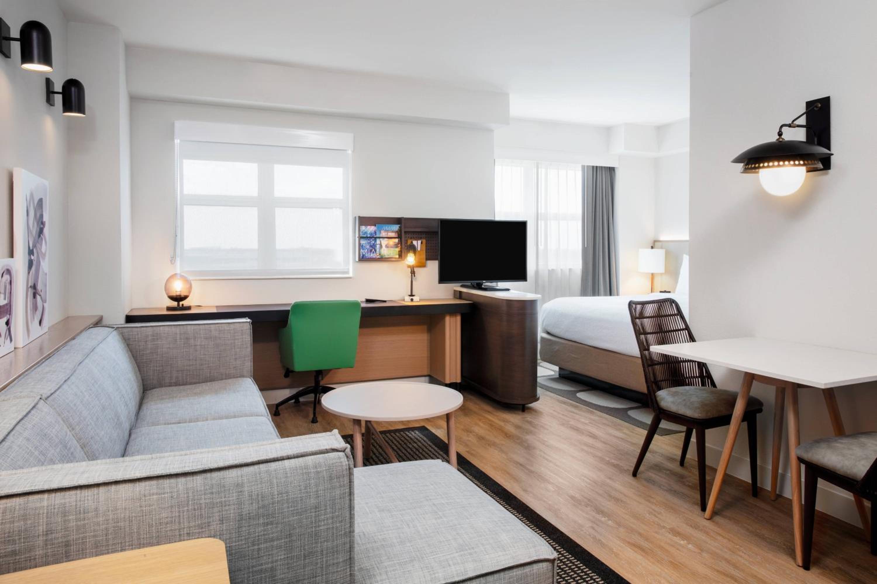 Studio Suite, King, Sofa bed, Corner room - Photo 2