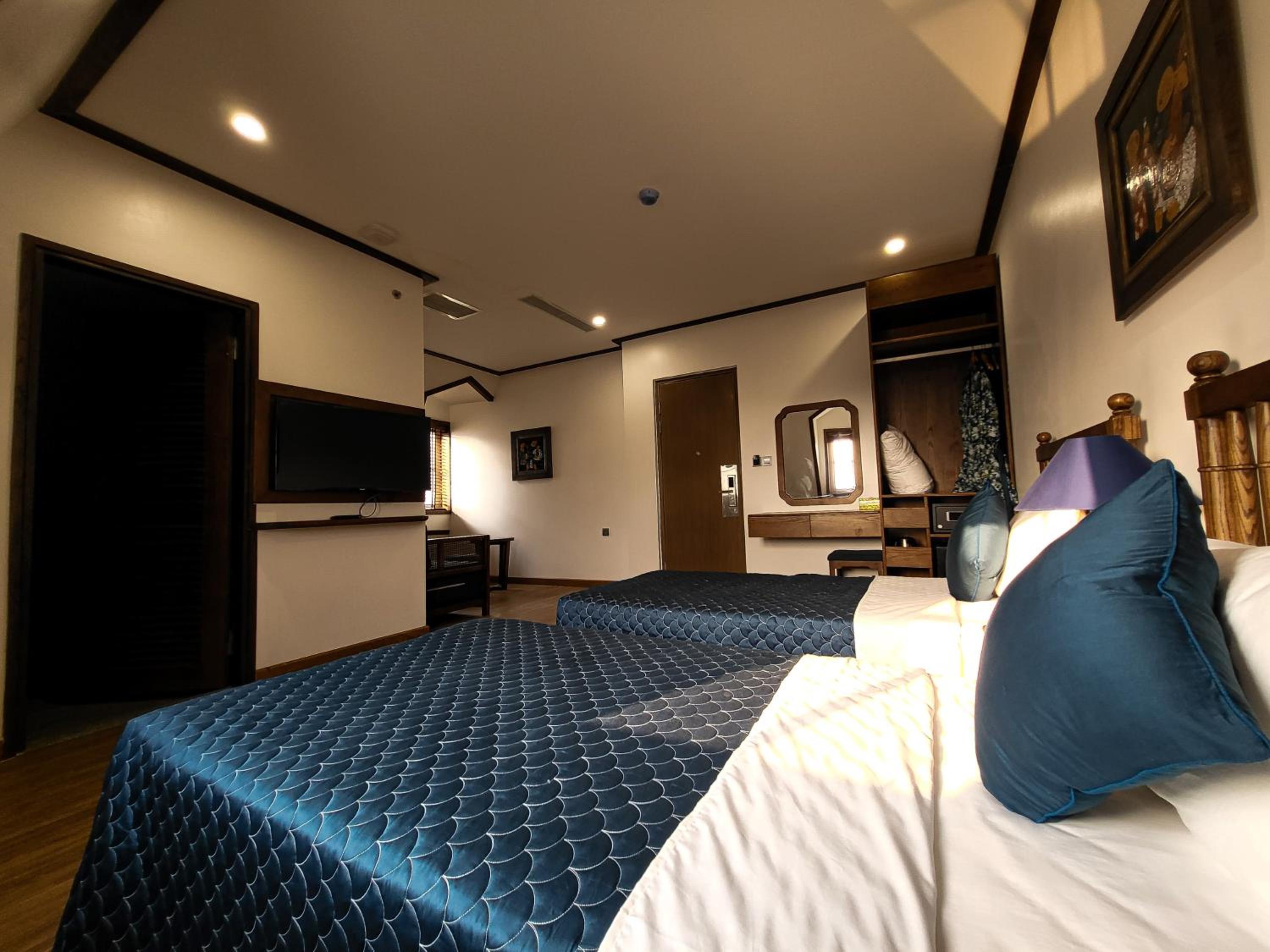 Suite with Lake View - Photo 9