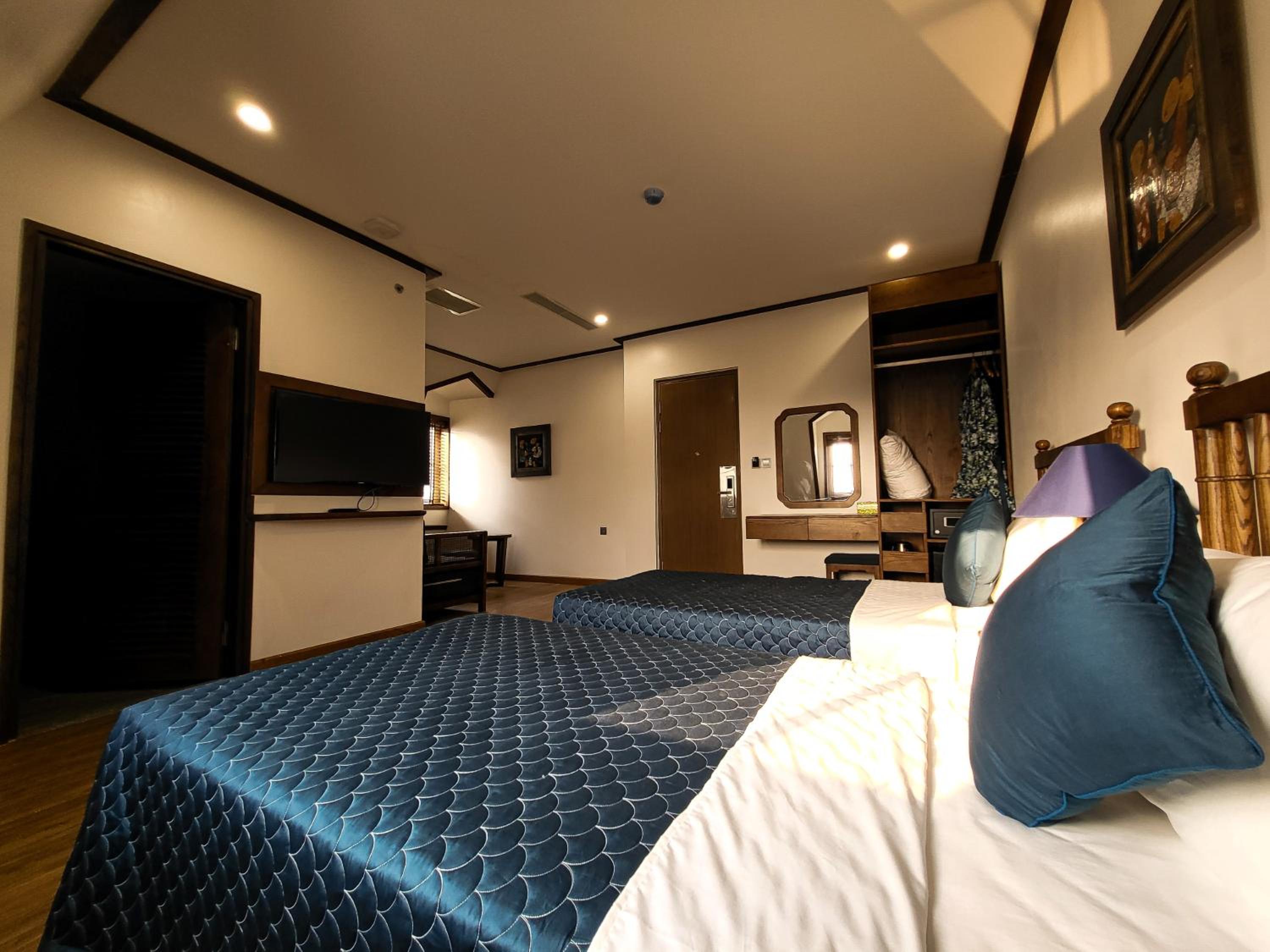 Suite with Lake View - Photo 3