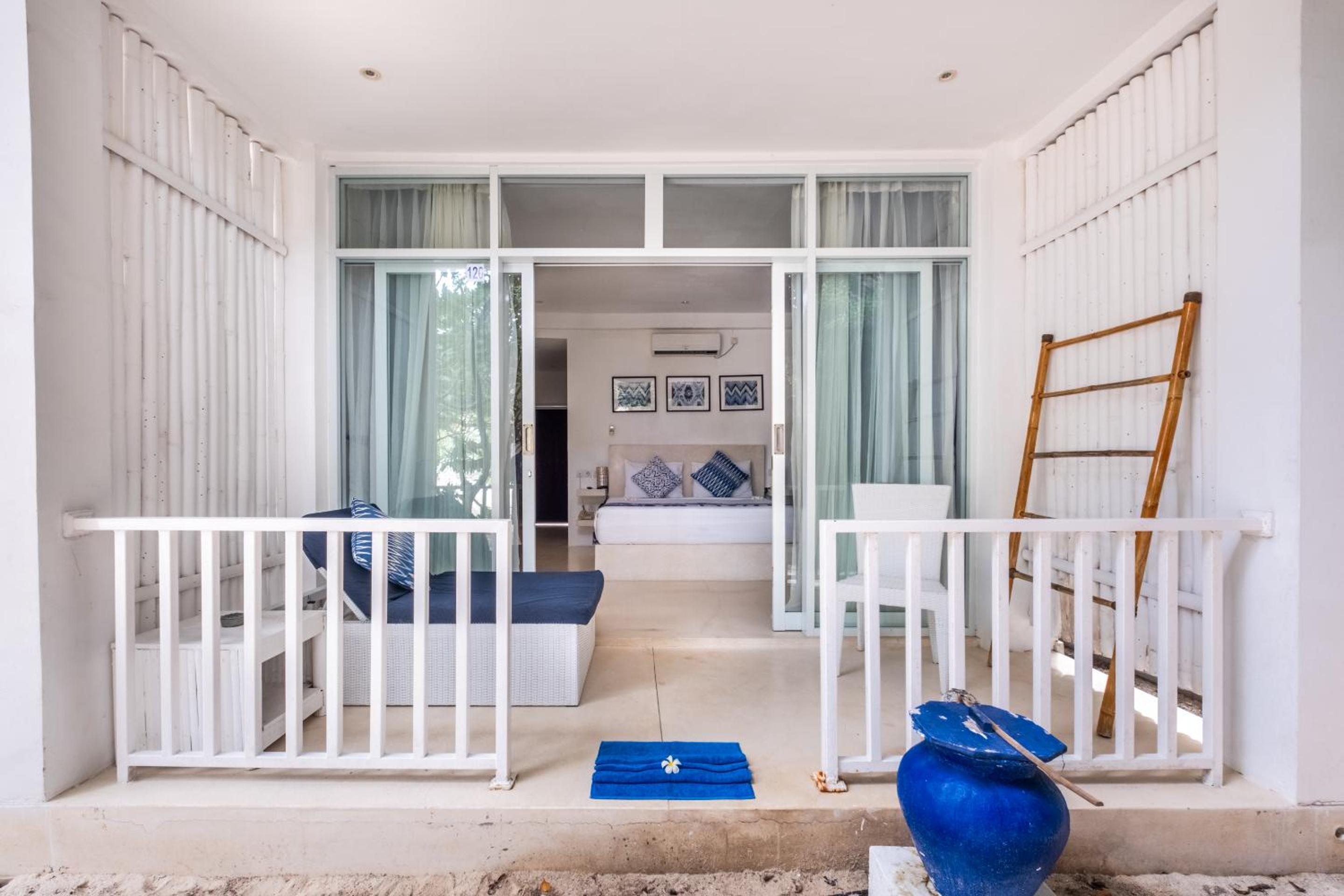 Standard Double Room with Balcony - Photo 12