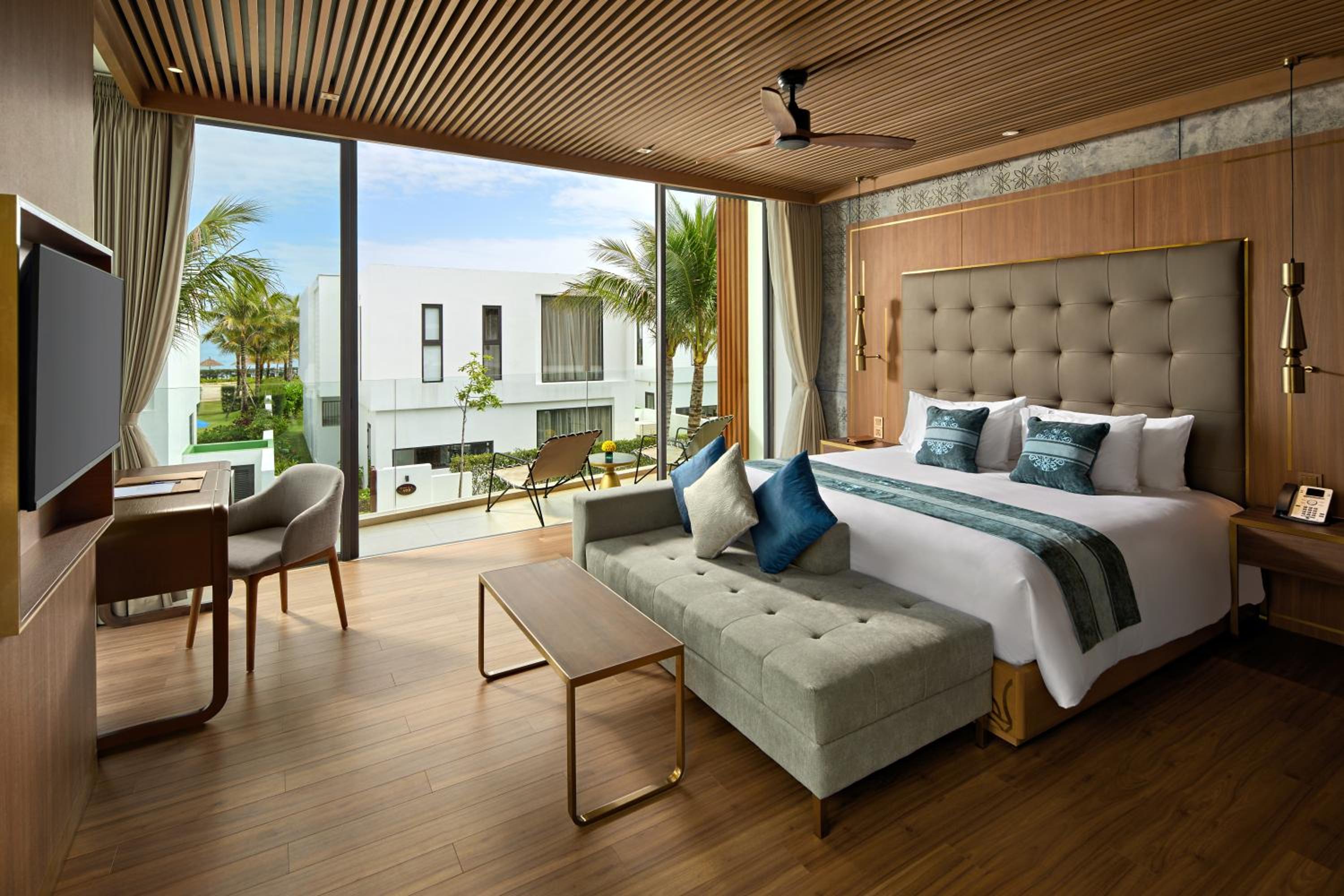 Three-Bedroom Villa with Private Pool and Garden View - Photo 4