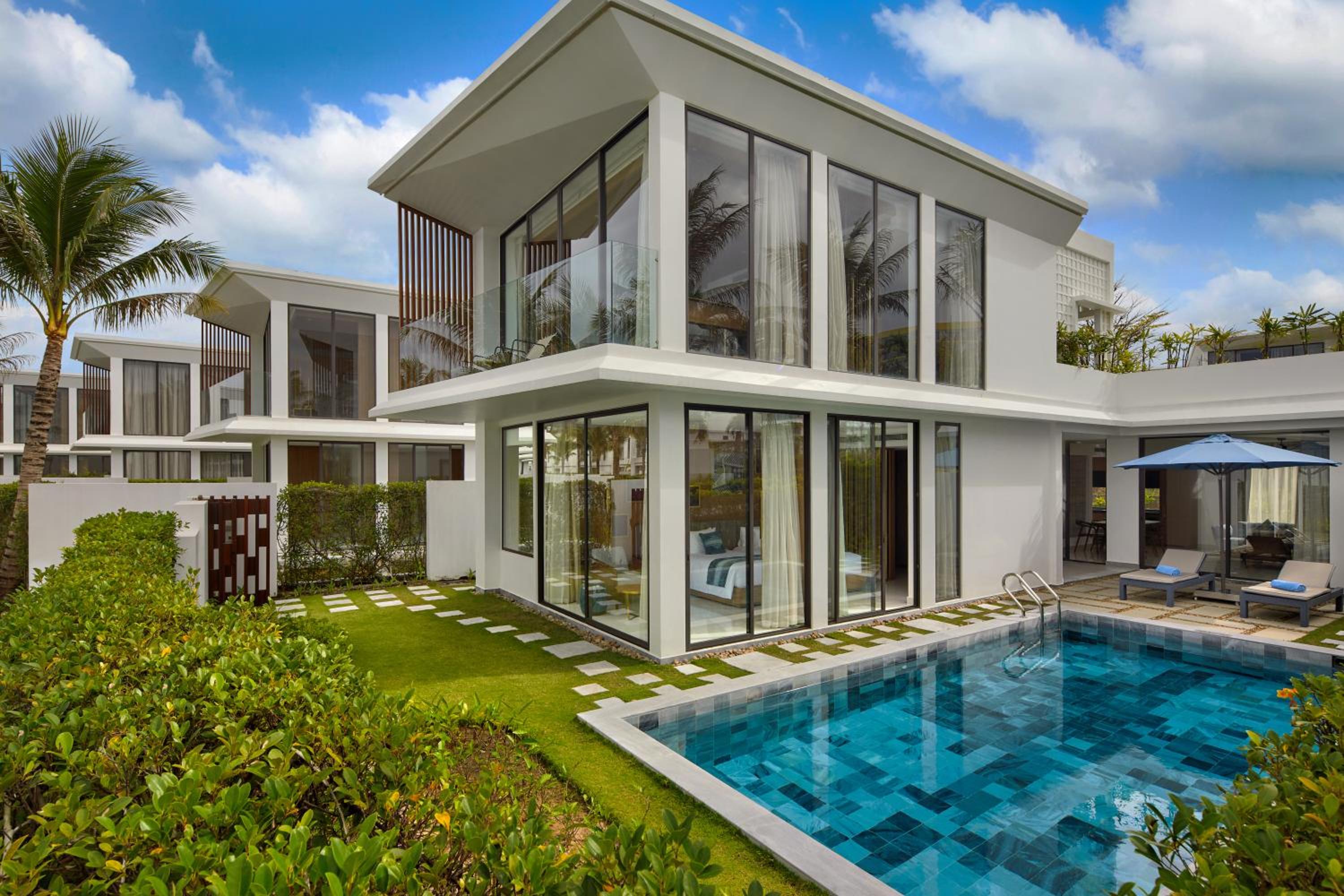Three-Bedroom Villa with Private Pool and Garden View - Photo 15