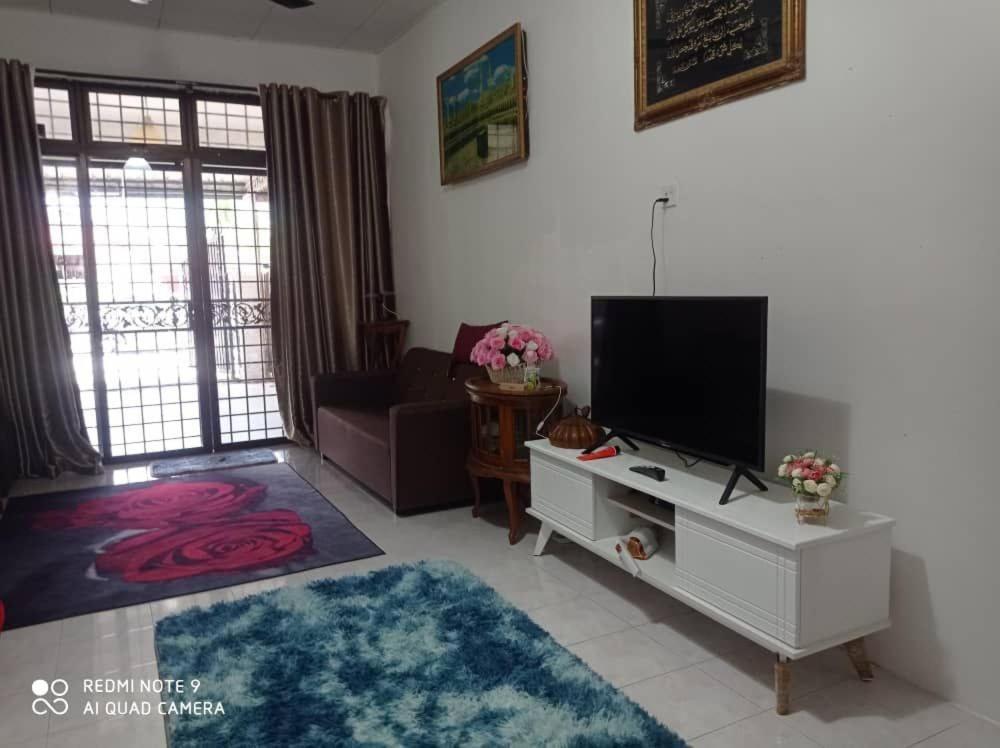 Three-Bedroom House photo 1