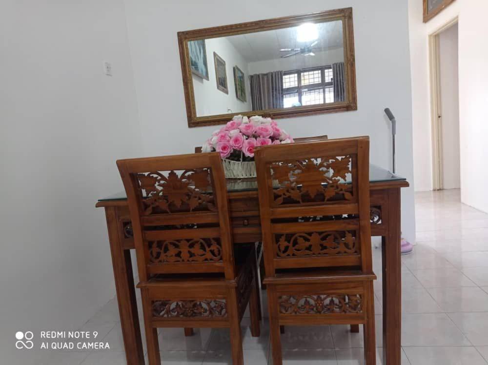 Three-Bedroom House photo 2